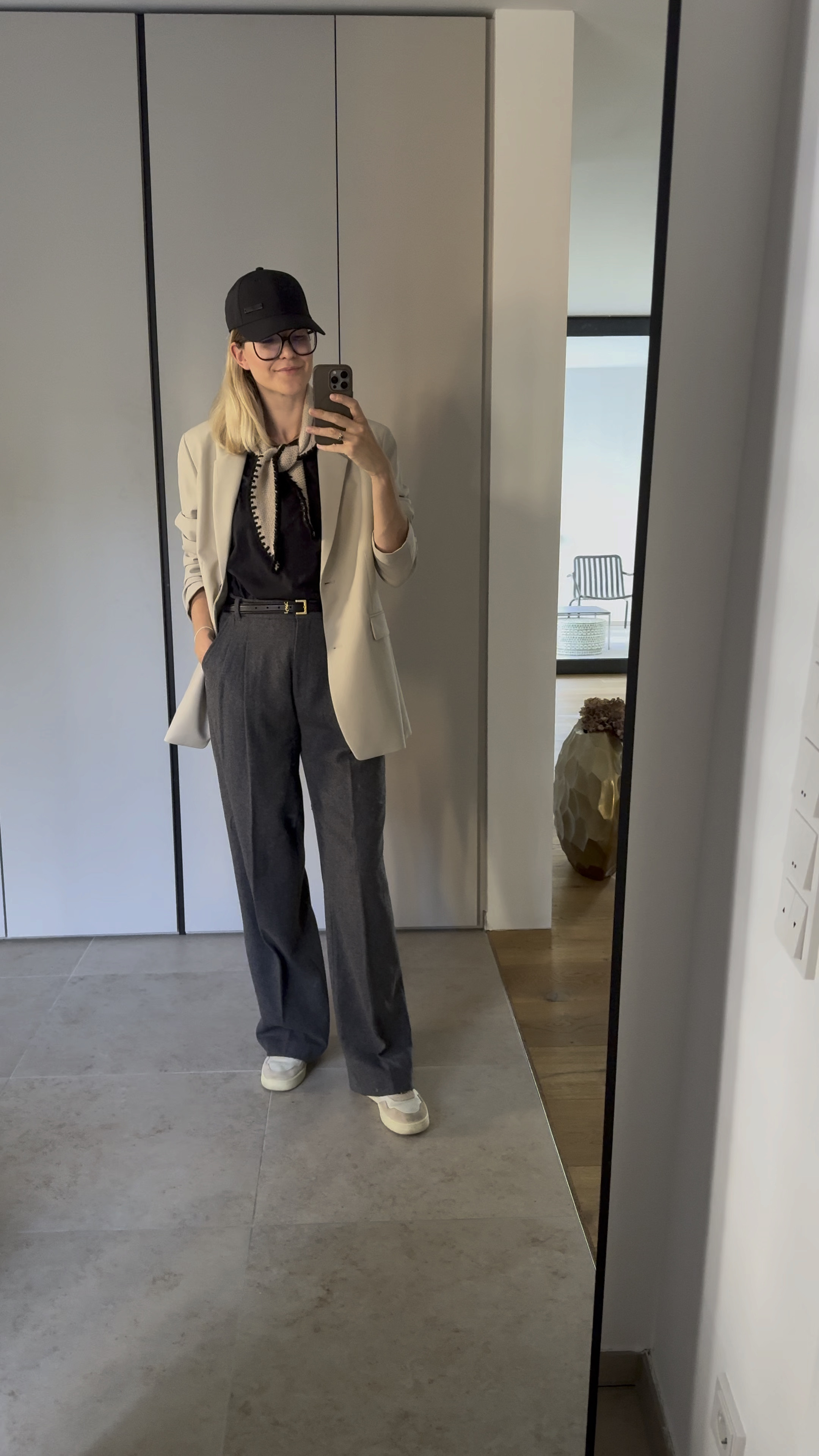 Eine unserer Lieblingskombis - Blazer und Sneaker. Ein wahrer #effortlesschic-Look in neutralen Farben. 


#LTKautumn #LTKstyletip #FashionMonth