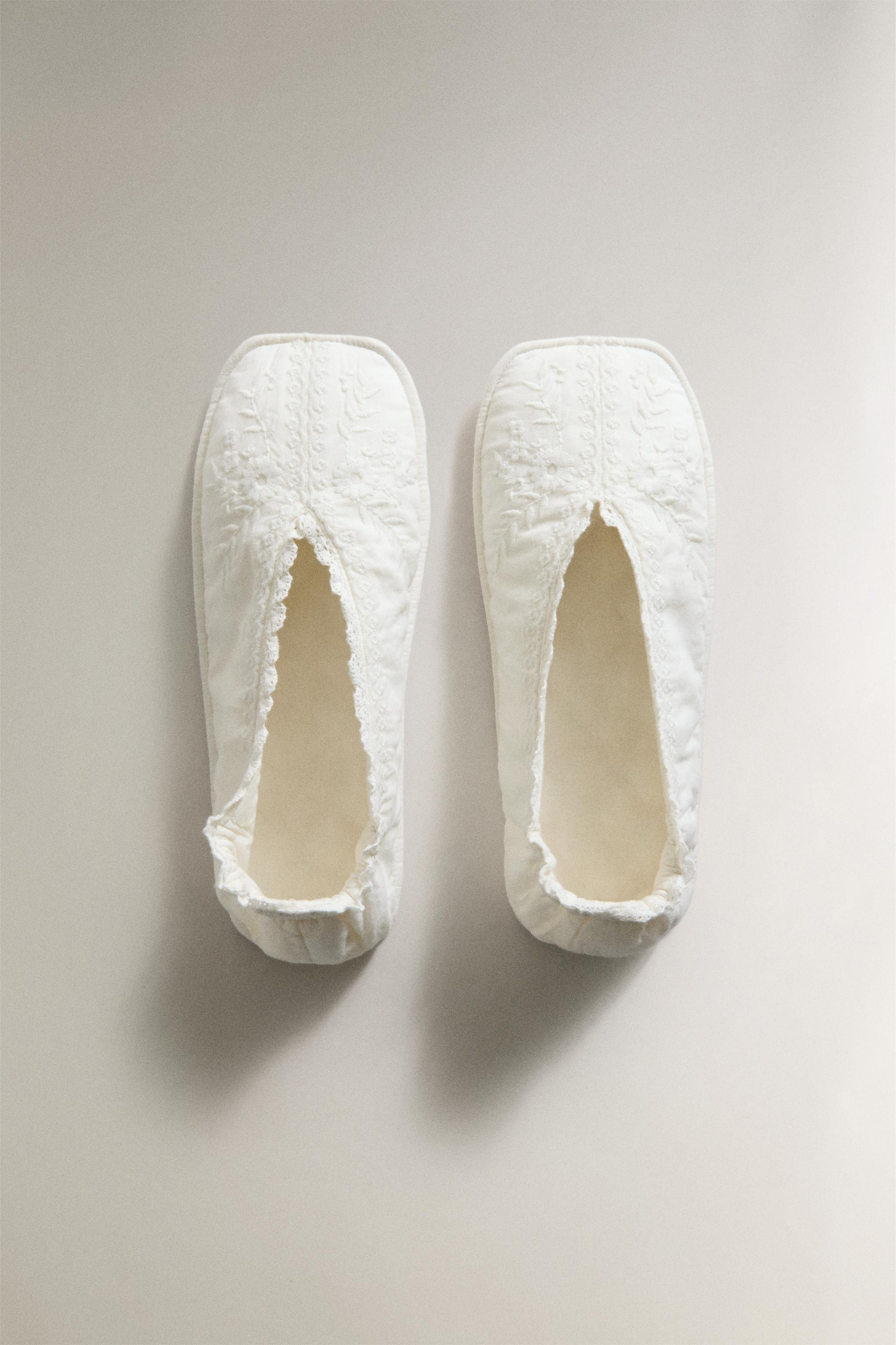 Foldable cotton slippers. Plain design with lace detail on the edges. Includes a matching bag for... | Zara US