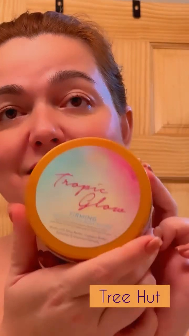 Você conhece a @treehut ? 
Eu conheci agora e amei!!
É uma empresa americana familiar que oferece cuidados para a pele e o corpo. 
Eles utilizam muitos ingredientes naturais em suas fórmulas e são orgulhosamente feitos sem parabenos ou sulfatos.
Não perca o próximo vídeo que vou mostrar o valor e variedade deles lá na Target! 
.
.
.
#treehut #cuidadoscomapele #cuidadosdiarios #bodybutter #spaday