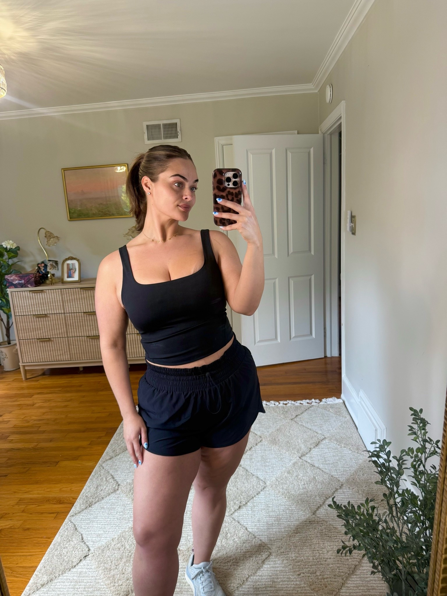 Such a good workout set for an affordable price 💪🏼 wearing a size large in both the top and shorts!!
