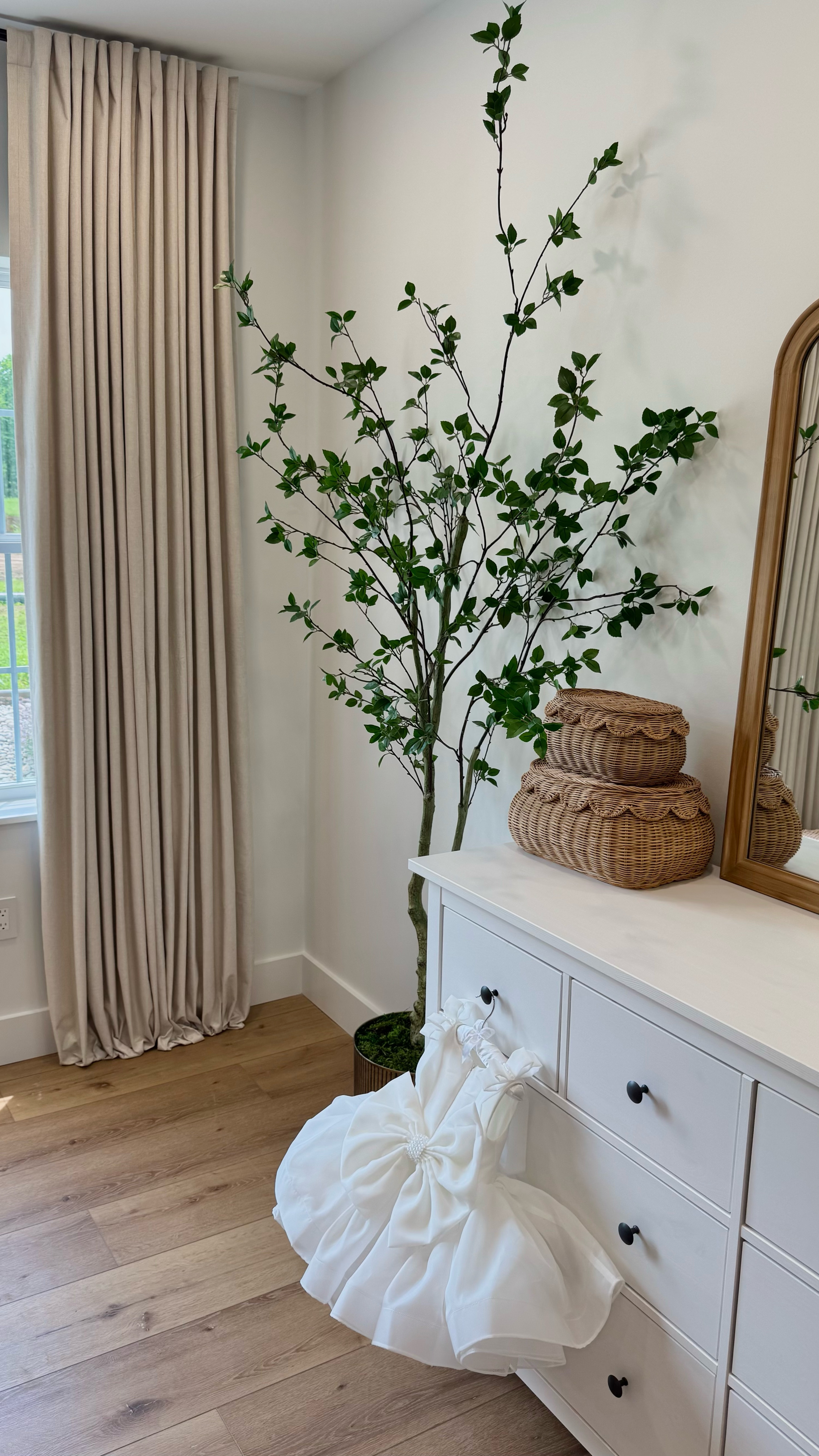 Adding these beautiful curtains has completely transformed the space👌🏻
.
.
.
#bedroom #homedecor #curtains #cozyvibe #bedroominspiration #homeinterior #curtaindesign #homestyle #neutraldecor #barndominium