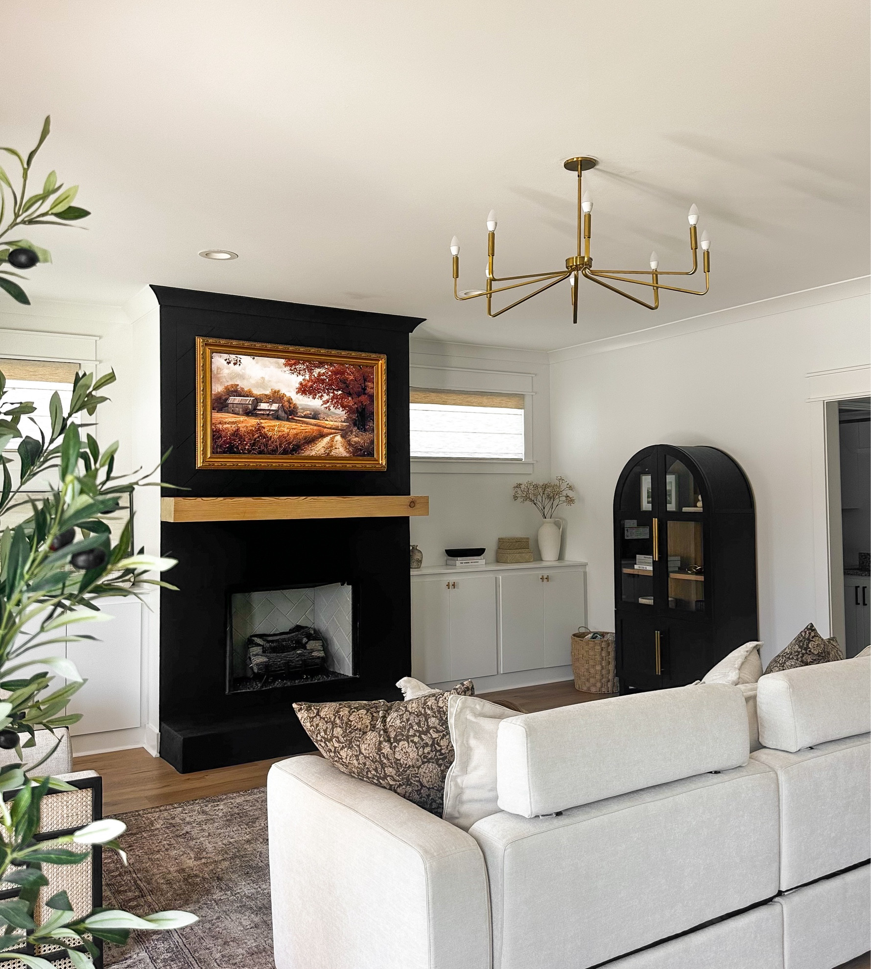 Our living room chandelier ✨
#lighting #livingroom #goldchandelier 