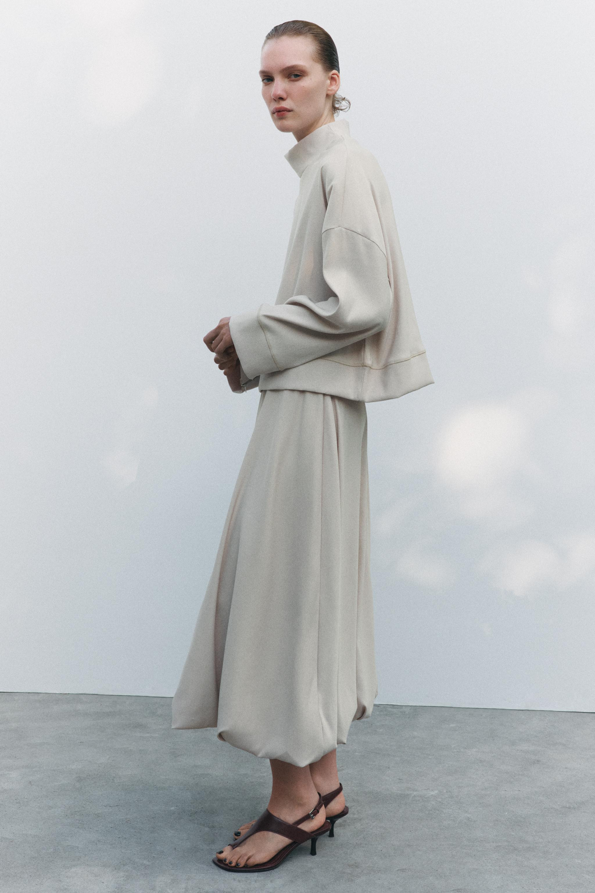 Gonna midi a vita alta con vita elasticizzata. Fodera interna combinata. Orlo a palloncino. | Zara IT