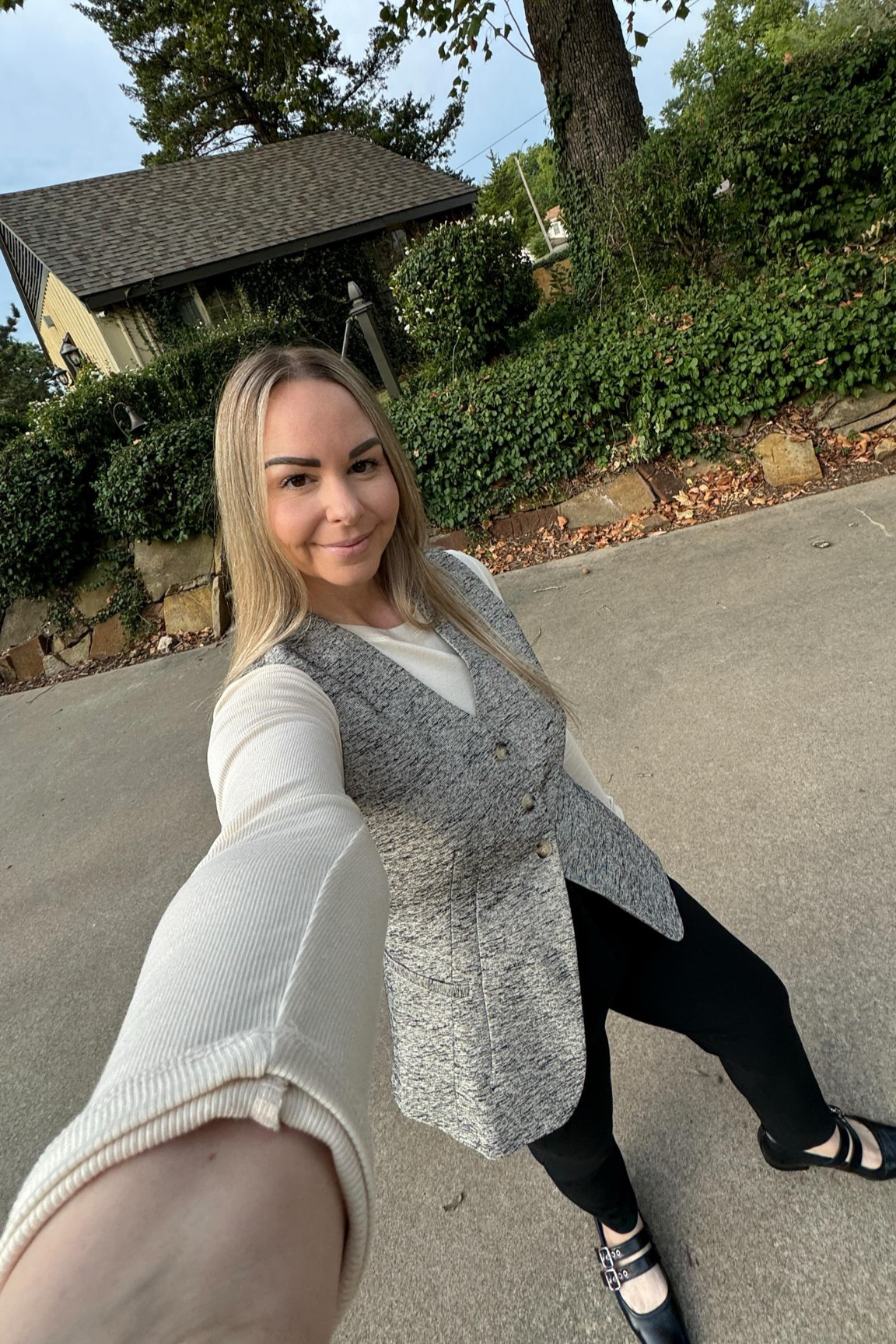 totally inVESTED in this crisp fall-like weather! 😉🤎

this vest from @astrthelabel might me my favorite waistcoat i’ve tried. it fits like a glove and gives such a nice silhouette. paired with my favorite @jcrew and these adorbs @dolcevita flats…it’s just 🤩🤩🤩.

while it’s probably very short lived, the cooler temps this morning had me feeling SO excited for fall and winter clothes. bring on the alllll the sweaters! 🍂

#ootdfashion #ootd #workwear #workoutfit