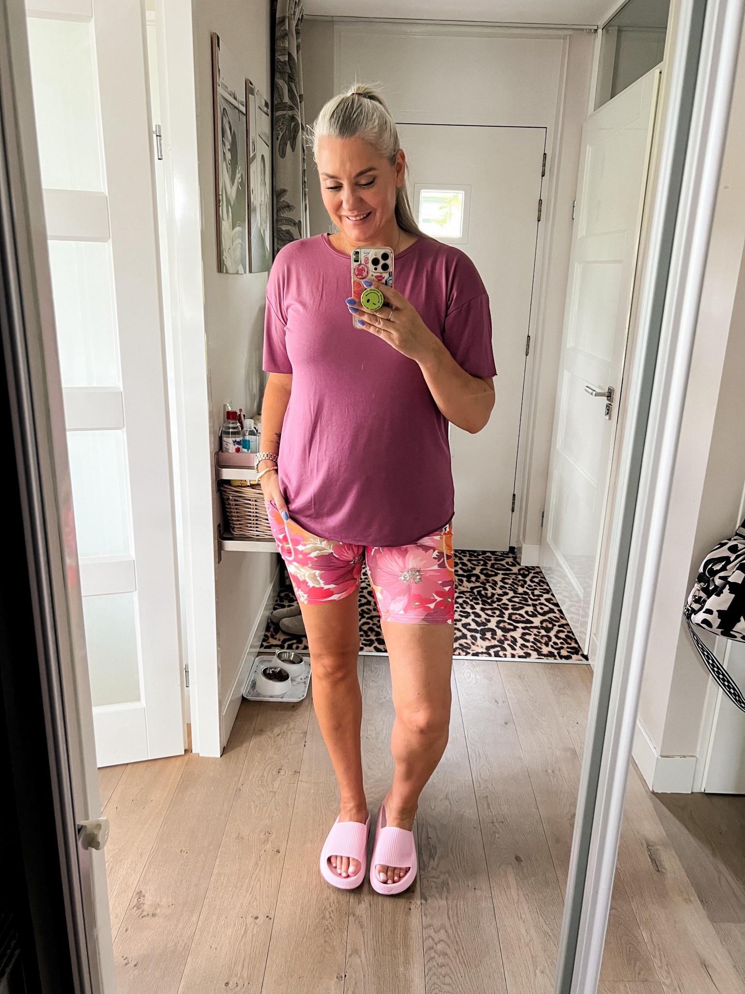 Ootd - Friday. Sometimes I can’t be bothered to change out of my gym clothes. This was one of those days. The shorts are from Maya Freya and my favorite leggings (M). They are squat proof and have a pocket on each side. The shirt is from Scapino and the pink slides I can’t remember. I am useless. I know 😂. Happy Friday!



#LTKeurope #LTKfitness #LTKnederlands