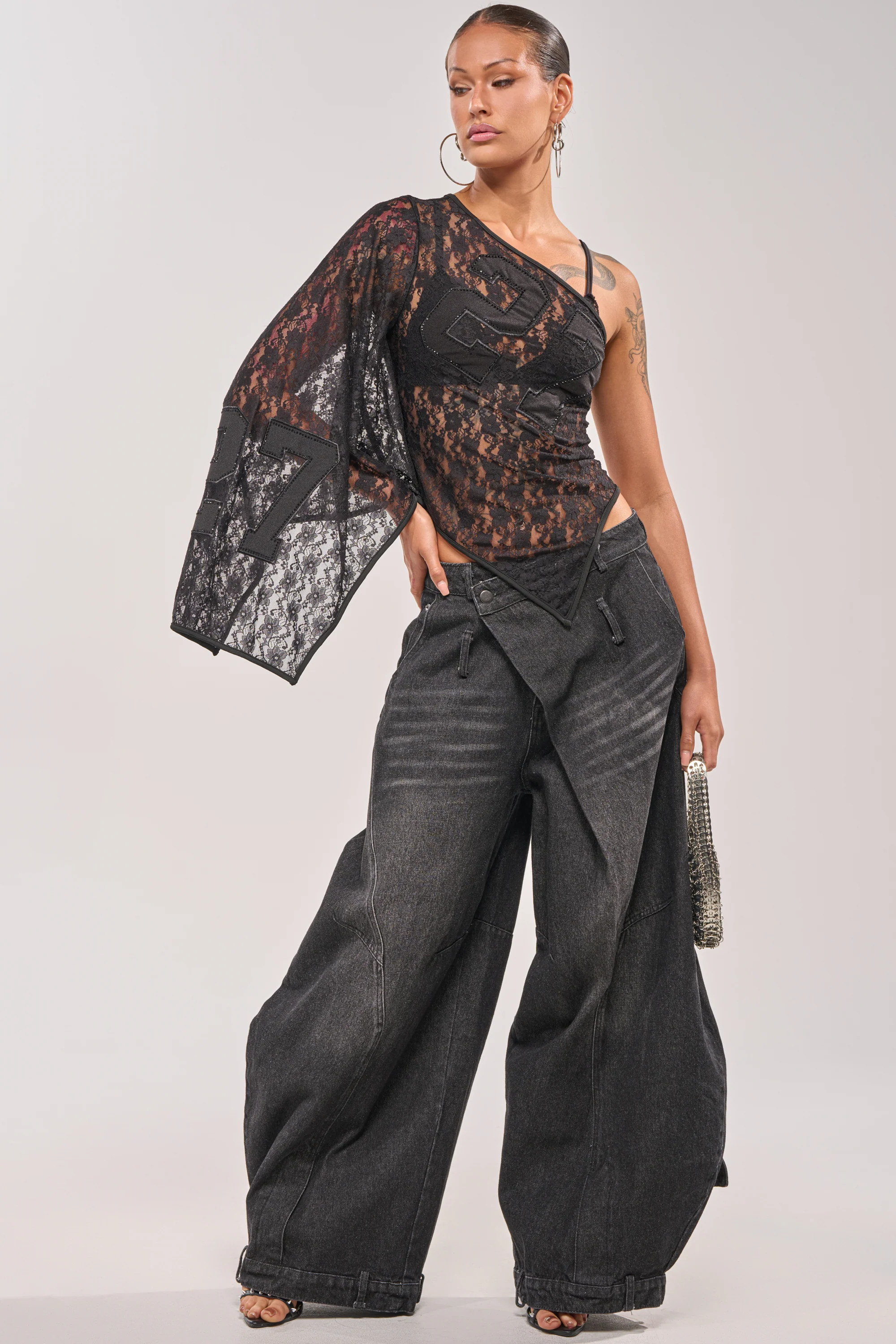 IZZY RELAXED DENIM IN BLACK WASH | AKIRA
