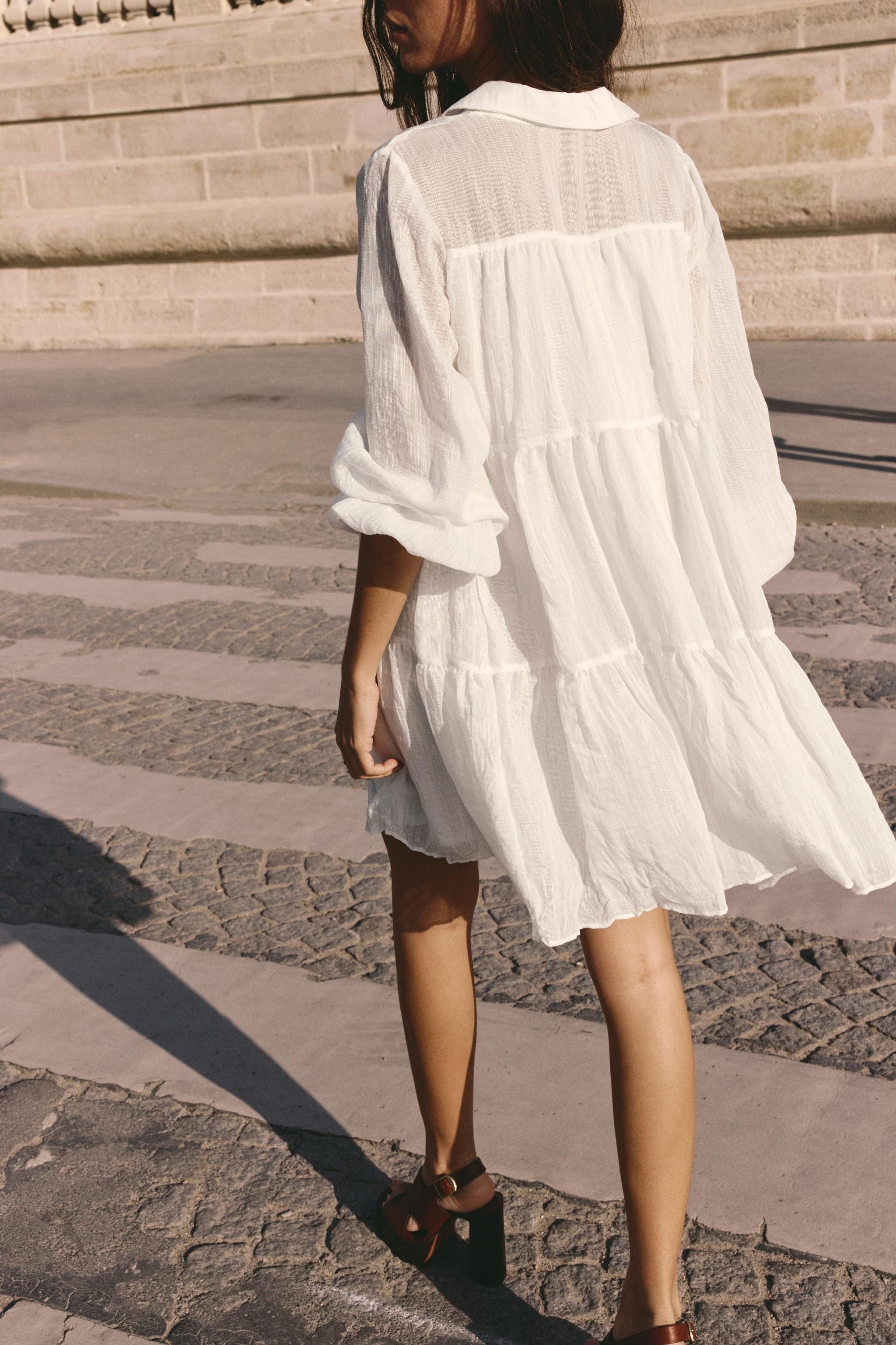 Lapel collar dress with a V-neck and long sleeves with elastic cuffs. Gathered detail. Lined. Fro... | Zara US