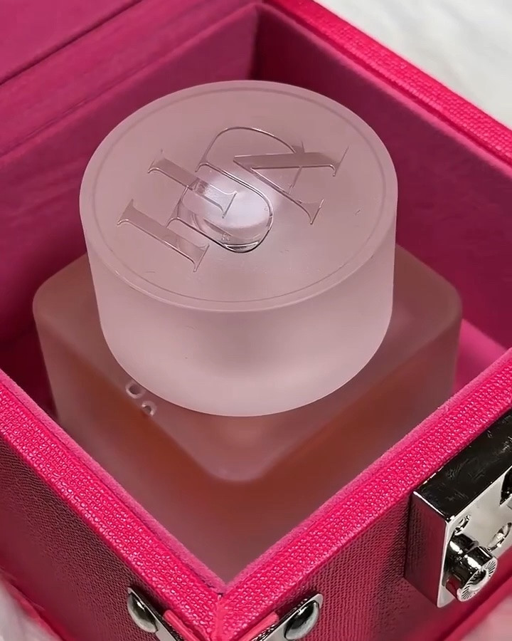 @hudabeauty Easy Bake Intense EDP ✨

Sweet, spicy and shamelessly addictive 🍒🤍
Starts off with succulent wild cherry and leads to a blend of soft white flowers, spicy cinnamon, caramel milk, and the most amazing drydown of sweet vanilla bourbon.

It has that rich, powder scent of gourmand that comes across as luxurious, cozy and ultra feminine. Great longevity with a noticeable trail, but not too heavy.

At $79, this is just the epitome of a luxurious fragrance if you’re a fan of warm gourmand florals 😋🤤

#HudaBeauty #EasyBakeIntense #perfumereview #fragrancereview