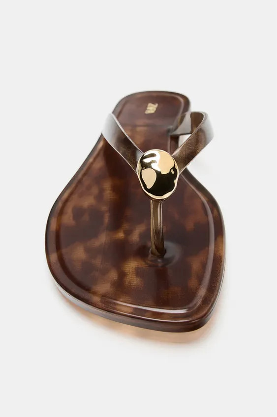 Flat sandals. Front strap with toe divider. Appliqué detail. Finished with a round toe.Sole heig... | Zara US