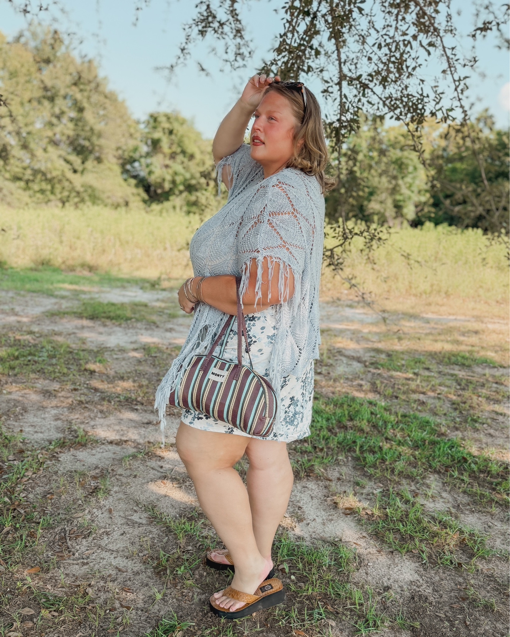 doing my best 🙃
.
#thrifted #bagsbymonty #ponchooutfit #y2kfashion #whatiwore