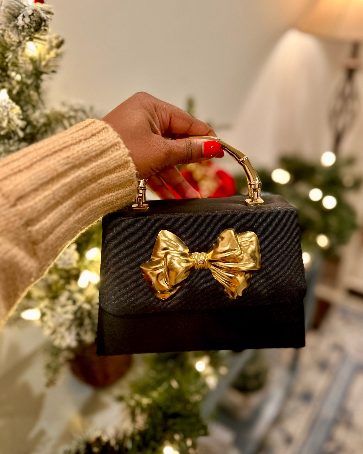 Such a cute evening bag! 40% off through tonight 12/2! 

#LTKSeasonal #LTKGiftGuide #LTKCyberWeek