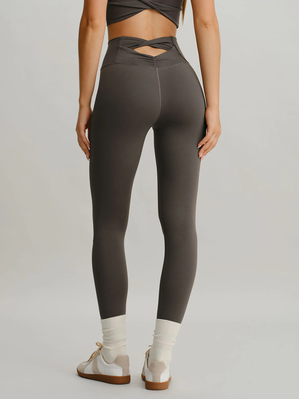 Dark Coffee Cut Out Leggings 24 & Reviews - Dark Coffee - Sustainable Yoga Bottoms | BERLOOK | BERLOOK