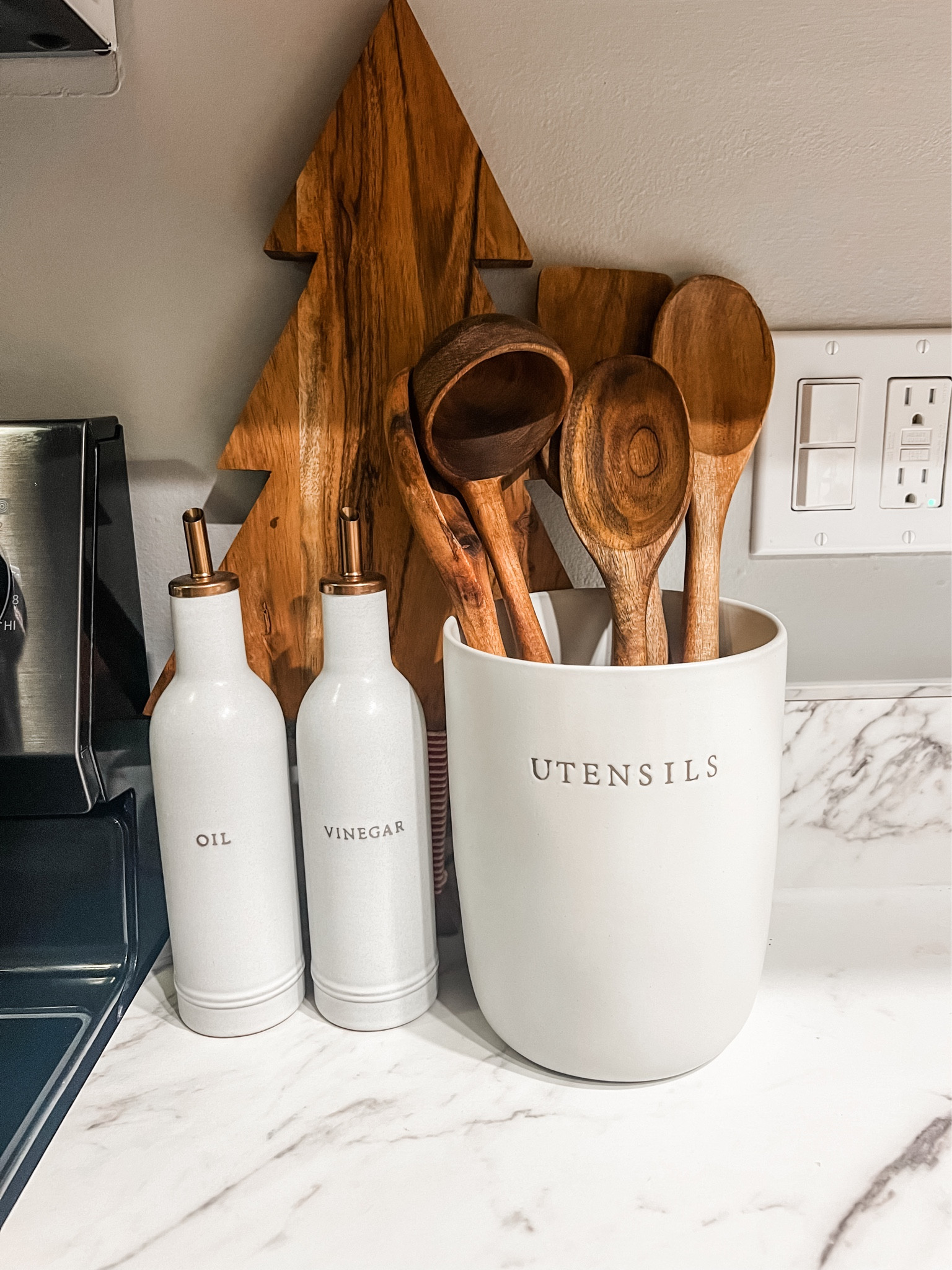 Neutral Christmas kitchen decor 

Organic Christmas, natural Christmas, wood decor, ceramic kitchen, modern kitchen

#LTKhome #LTKHoliday #LTKSeasonal