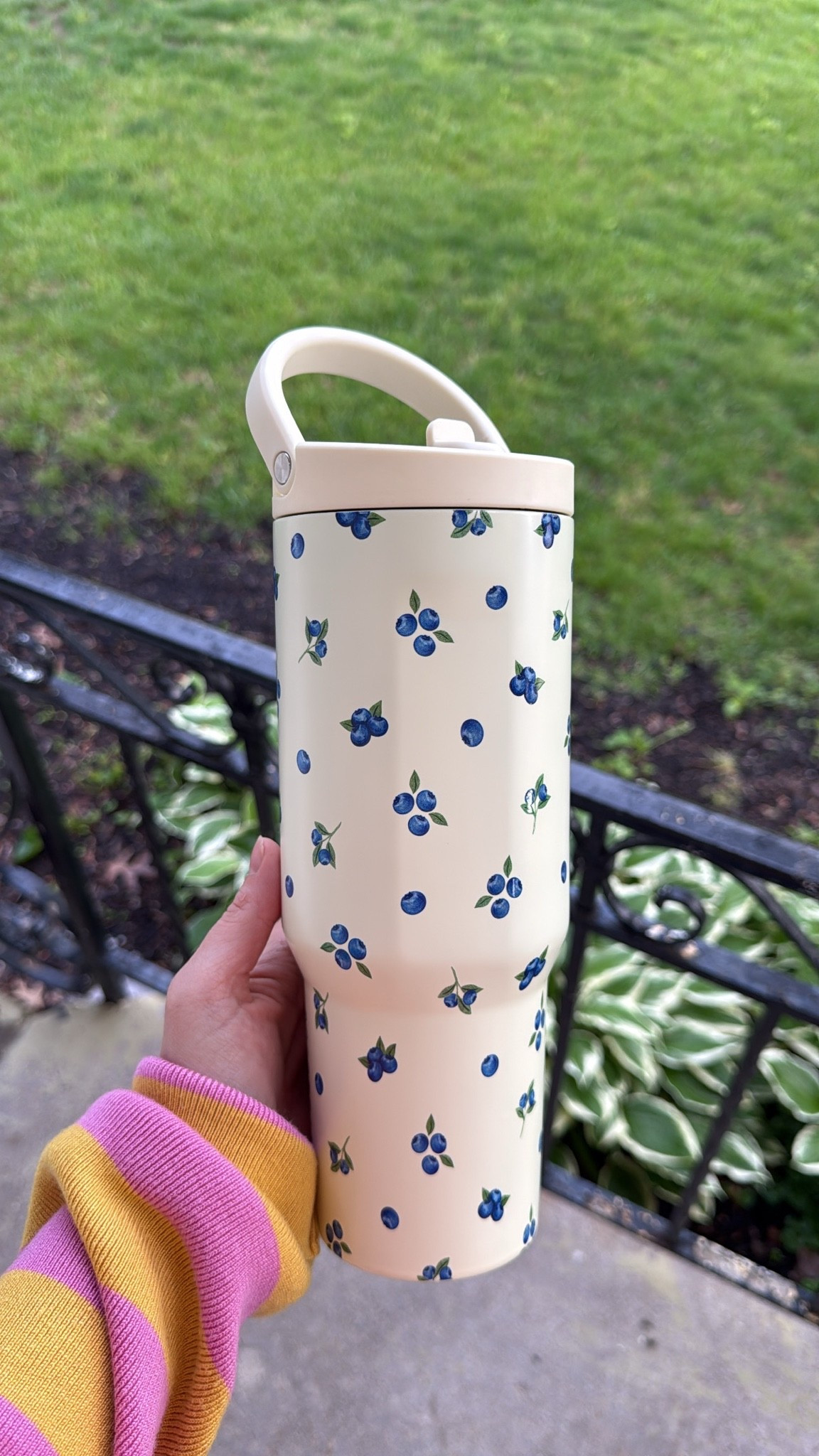 My new Hydrojug for the summer! 💦🫐 Love the sport version! 

#hydrojug #hydrojugsport #waterbottle

#LTKfitnessgoals #LTKHome #LTKActive