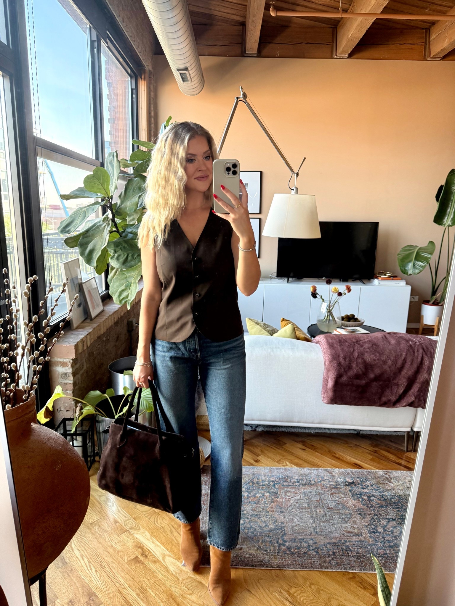 Fall transition work ootd

Vest: H&M
Jeans: Levi’s 501 90s Jeans
Bootie: Marc Fisher
Bag: Reformation Patriczia tote 


Outfit inspo, fall fashion, brown suede, suede tote, denimm

#LTKWorkwear #LTKFallSale #LTKFindsUnder100