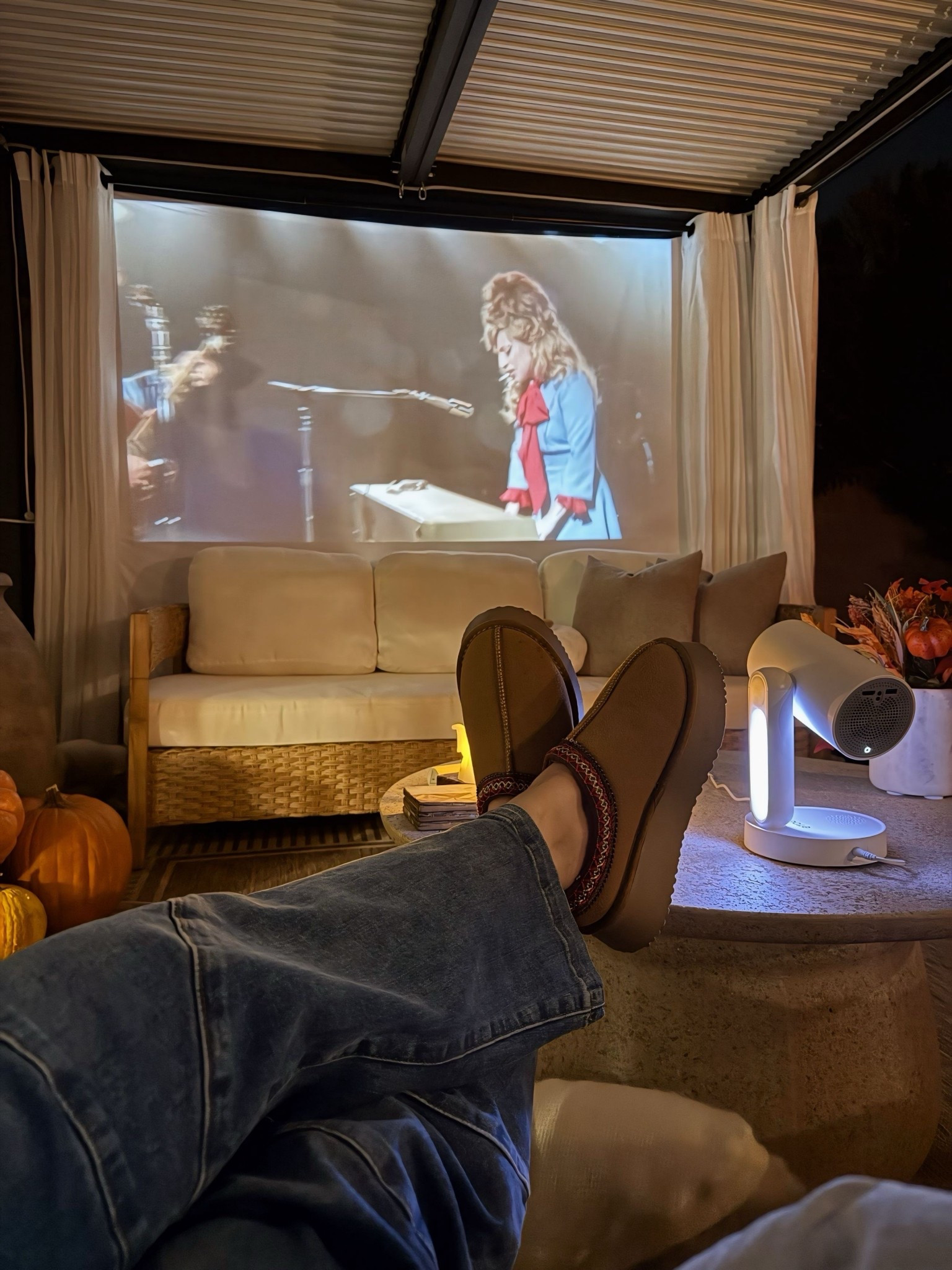 Cine en casa, pero con cielo estrellado 🌙✨ Mantitas, pelis y este proyector que lo cambió todo 🎬 

#LTKHome