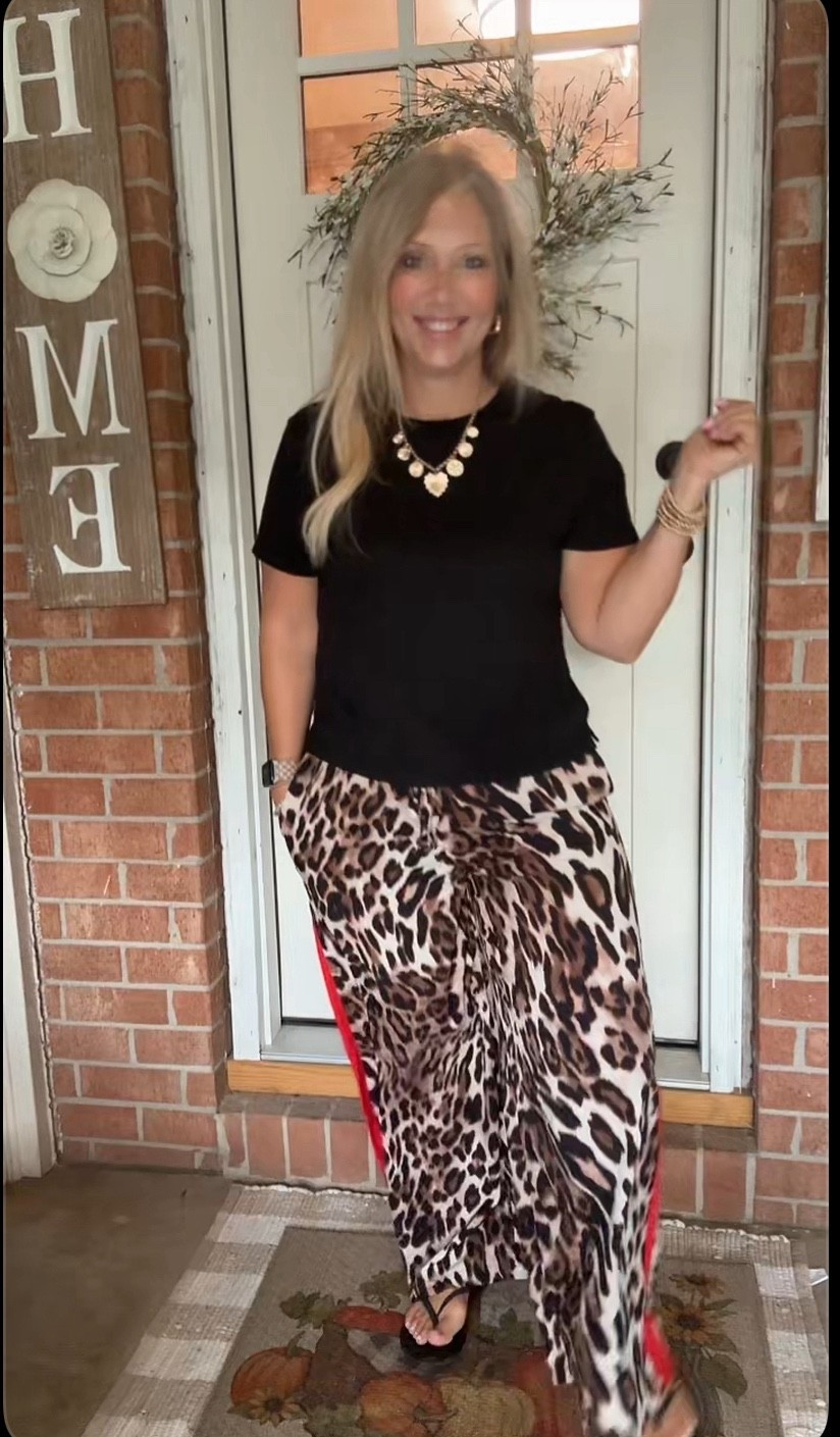 Another  fun pair of pants 
Size large 
Top medium 
Shoes 8 

#LTKMidsize #LTKFindsUnder50 #LTKOver40