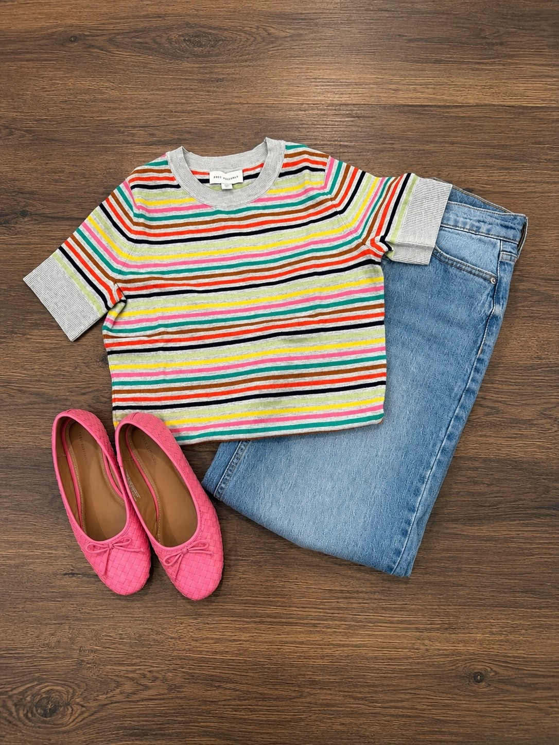 The sweetest every day outfit for under $25 this cute sweater is so good and super soft can be worn with multiple different bottoms that comes in a ton of color options.