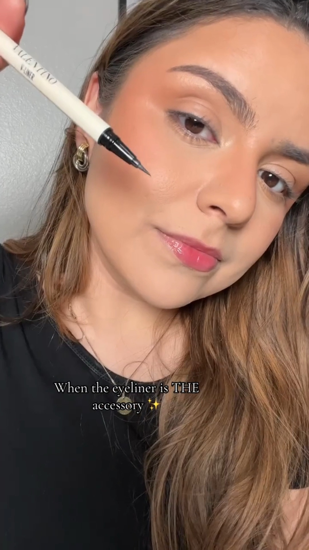 #GiftedbyValentinoBeauty: Graphic liner incoming 🖤✨

Using the @valentino.beauty NEW VV-Liner Waterproof Liquid Eyeliner - a flexible felt tip that glides, doesn’t skip and gives you full pigment right away. And once it dries? It stays put all day. 🔥

Liner looks will forever have my heart. 🖤

@influenster #influenster #valentinobeauty #AZMUA #graphicliner