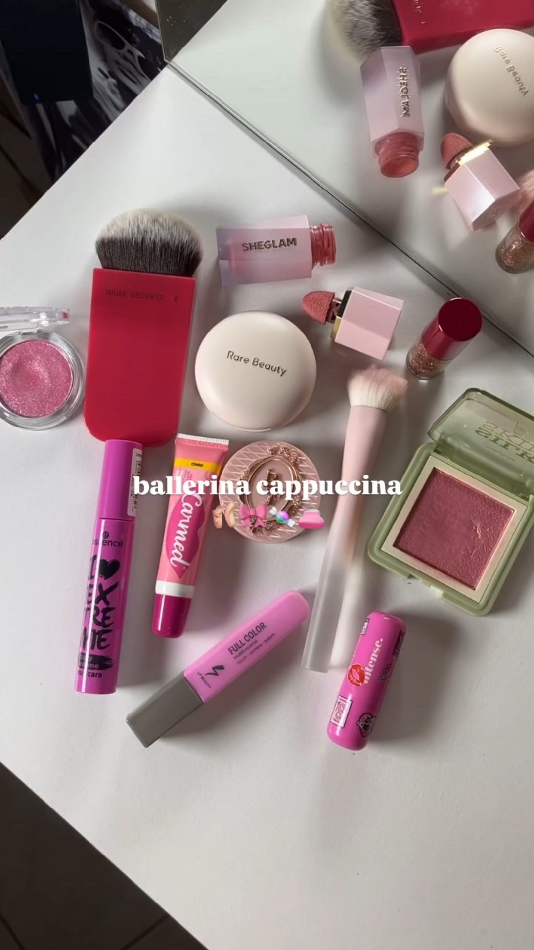 encontre o erro 😮‍💨

🎀🍬🩰 X 🧸☕️🍫

🎀
#makes #maquiagem #maquiagemx #beleza #ballerina #trends #blush #gloss