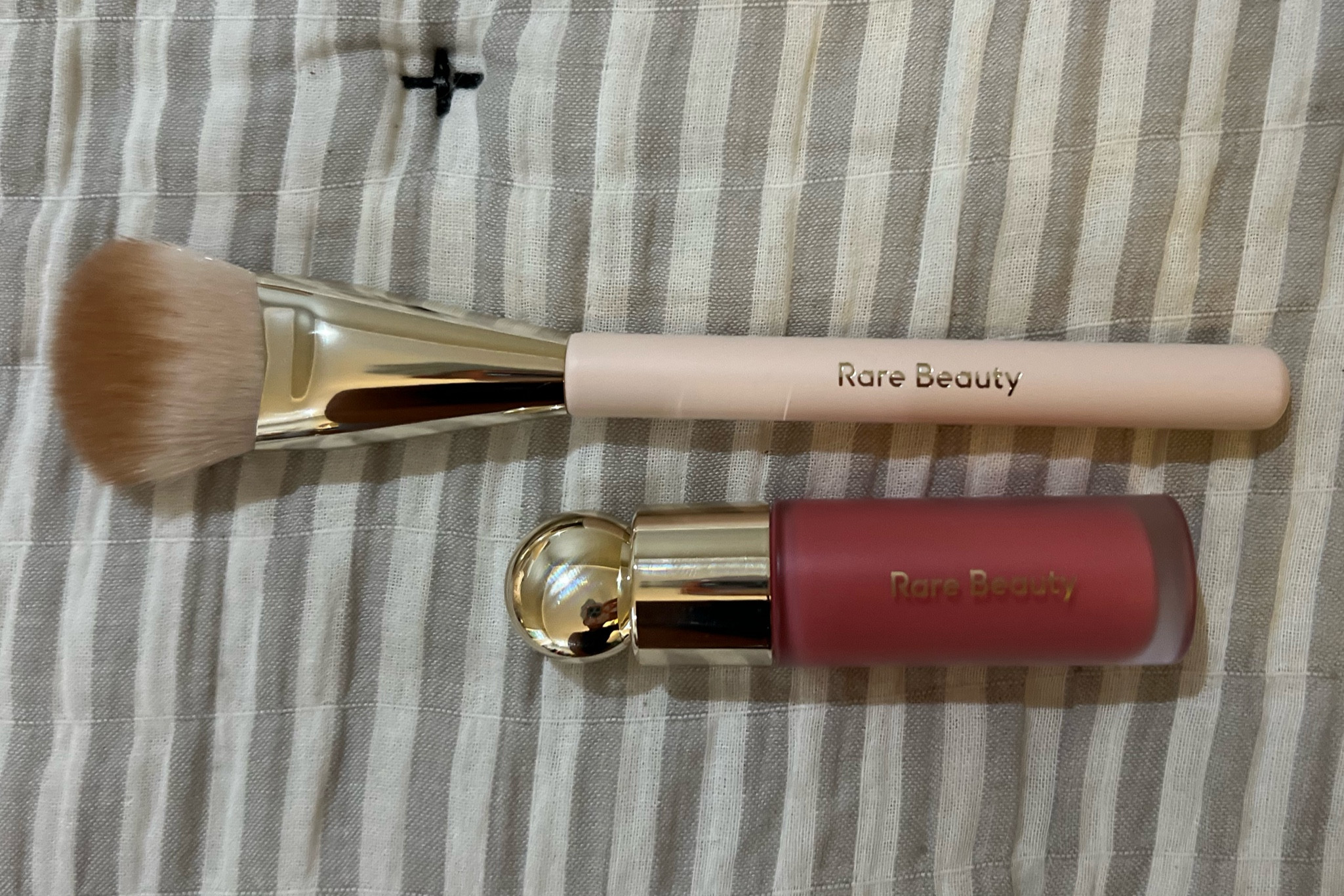 Rare beauty liquid blush and brush - color: happy 💓


Stocking stuffer, gifts for her 

#LTKbeauty #LTKGiftGuide #LTKfindsunder50