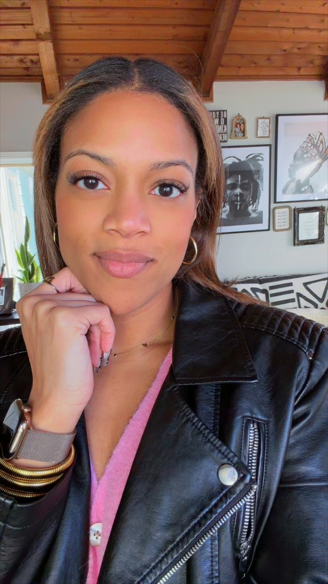 Let’s go to lunch! 🍽️
Quick look to run out the door giving casual and textured for light warmth. Easy, comfy but still pulled together. ✨

Sweater: @target
Denim: @fashionnova
Leather jacket: @amazon
Sneakers: @nike 

#LTKootd #LTKHoliday #LTKFindsUnder50