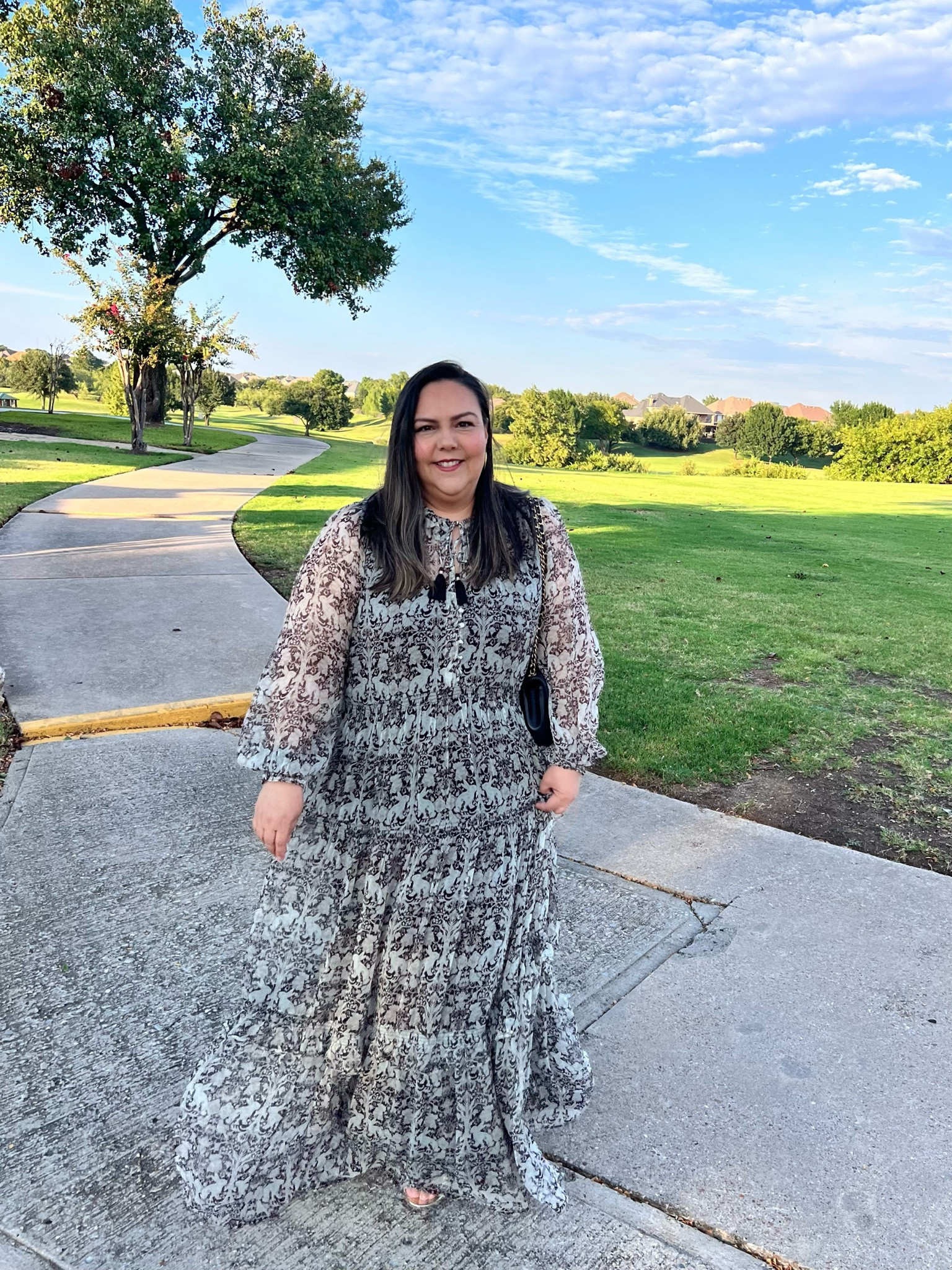 Me encantan los vestido largos y este de Antropologie es súper versátil, ligero y cómodo, lo puedes usar para varias ocasiones yo lo he usado para Graduación, también para un cocktail y una cena con amigos, aqui les dejo el link de este vestido y de otros prints pero el mismo estilo! Me cuentan  si lo compran aqui les dejo los links. Como referencia estoy usando talla XL  ❤️. 

#LTKFallSale #LTKStyleTip #LTKOver40