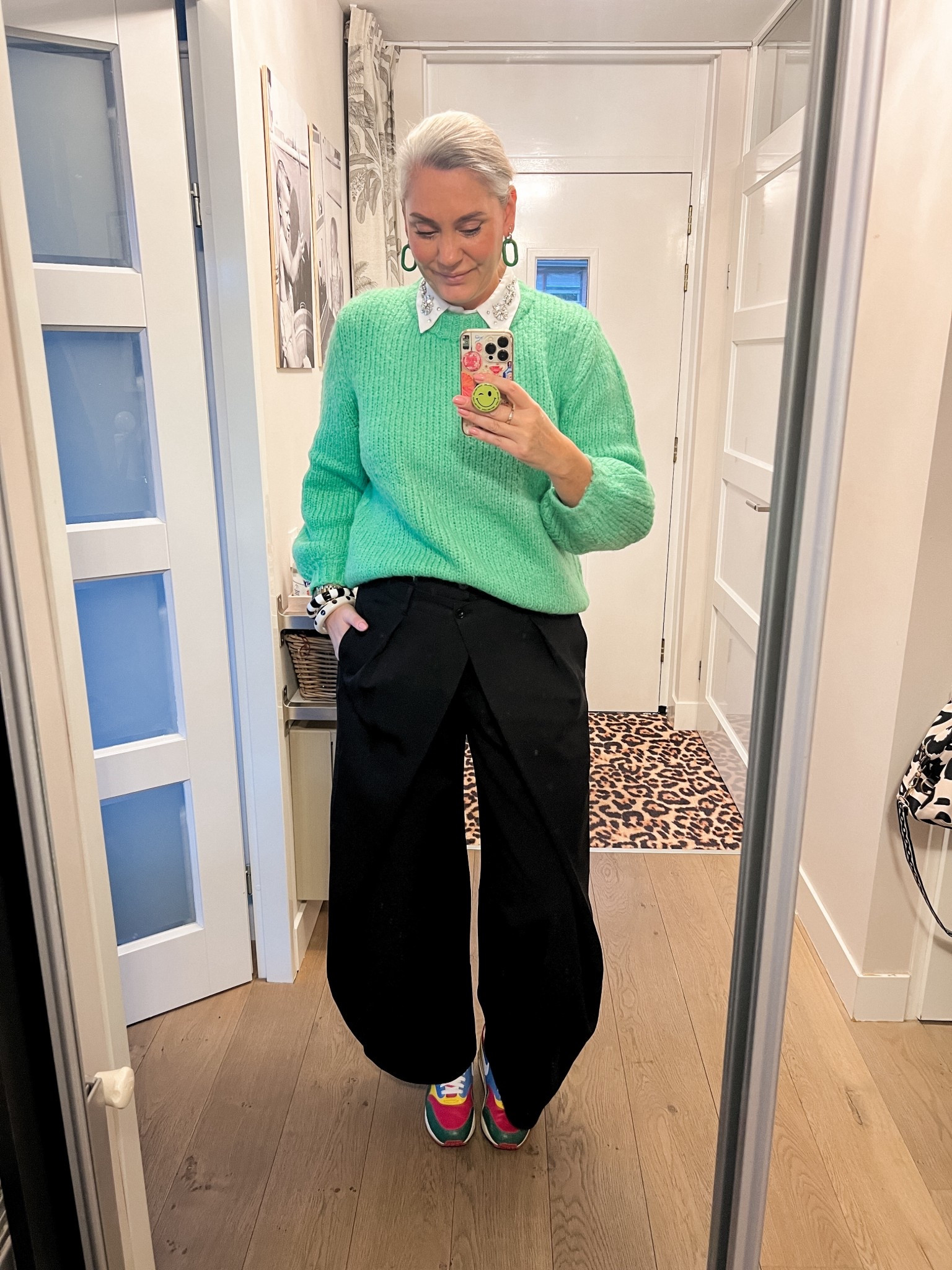 OOTD - Woensdag. Groene wollen trui is een hele oude van C&A. Daaronder een los kraagje met steentjes. Een zwarte barrel fit broek met overslag (maat 42) en mega oude custom Nike ID’s en zwart witte armbanden. 



#LTKnederlands #LTKwinter #LTKeurope