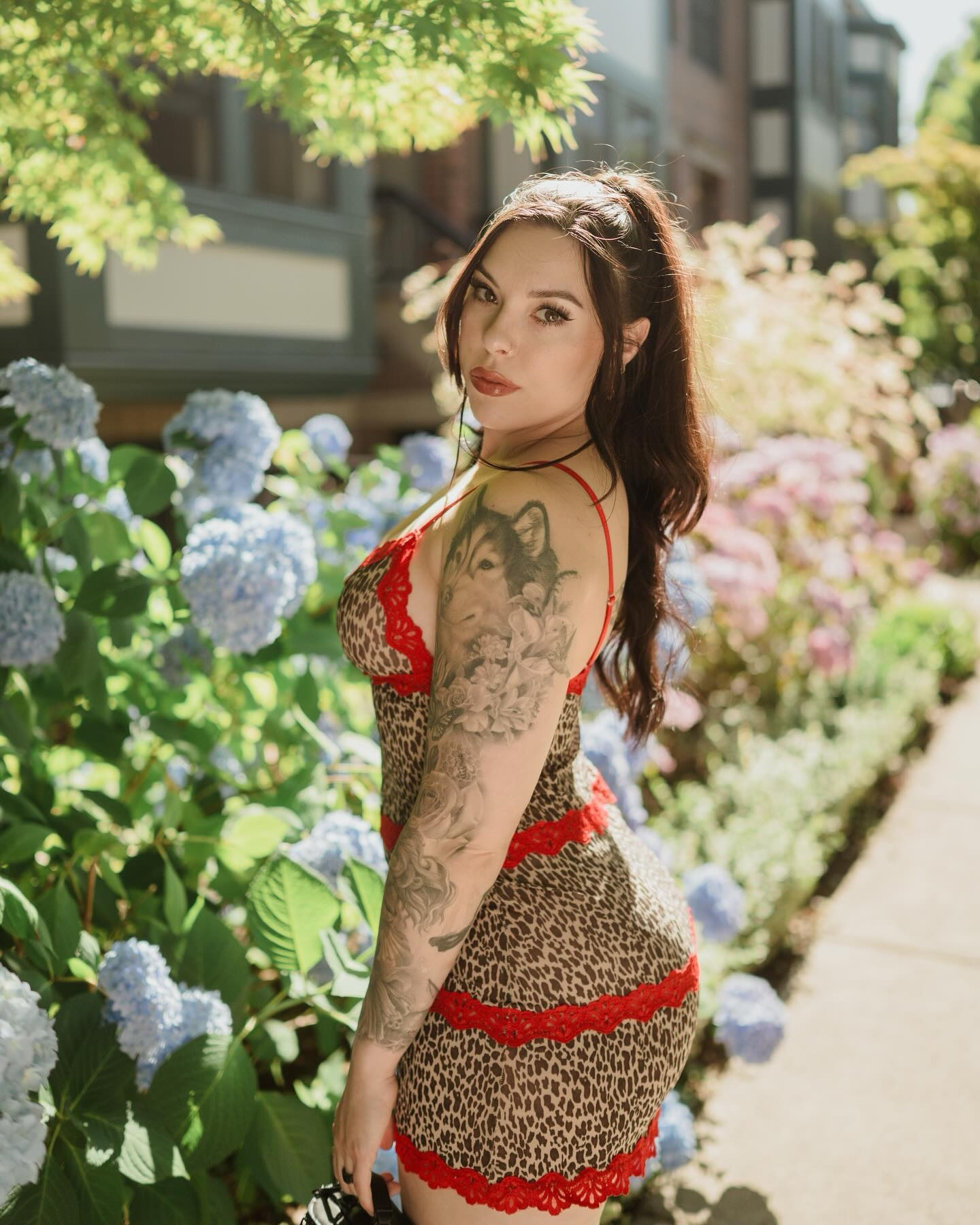 Were you a Bratz Doll or a My Scene girly? 
📸: @hannaramirezphotography 
.
.
.
#reallifebratzdoll #myscenedoll #y2kaesthetic #y2kfashion #photoshoot #hydrangeas