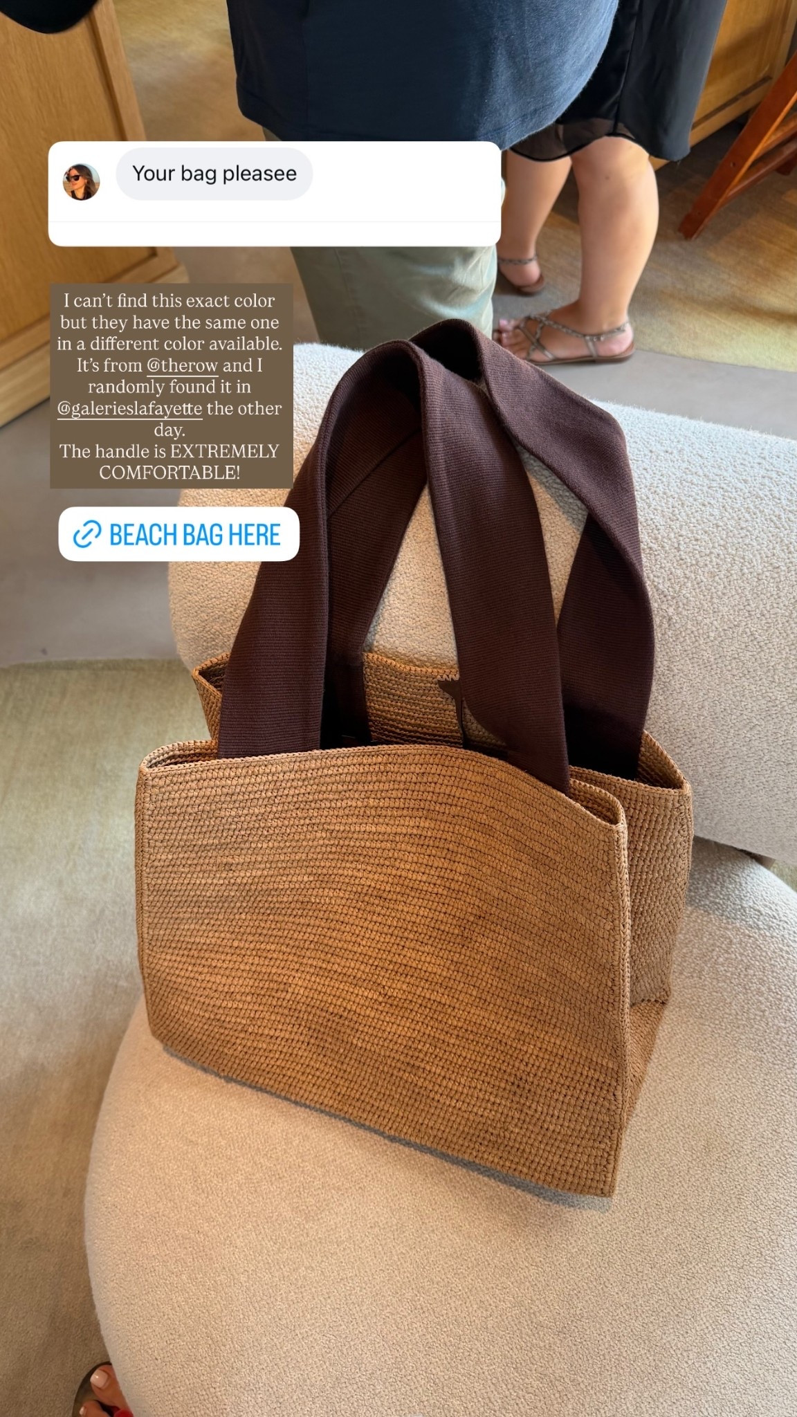 I can’t find this exact color but they have the same one in a different color available.
It’s from @therow and I randomly found it in @galerieslafayette the other day.
The handle is EXTREMELY COMFORTABLE!