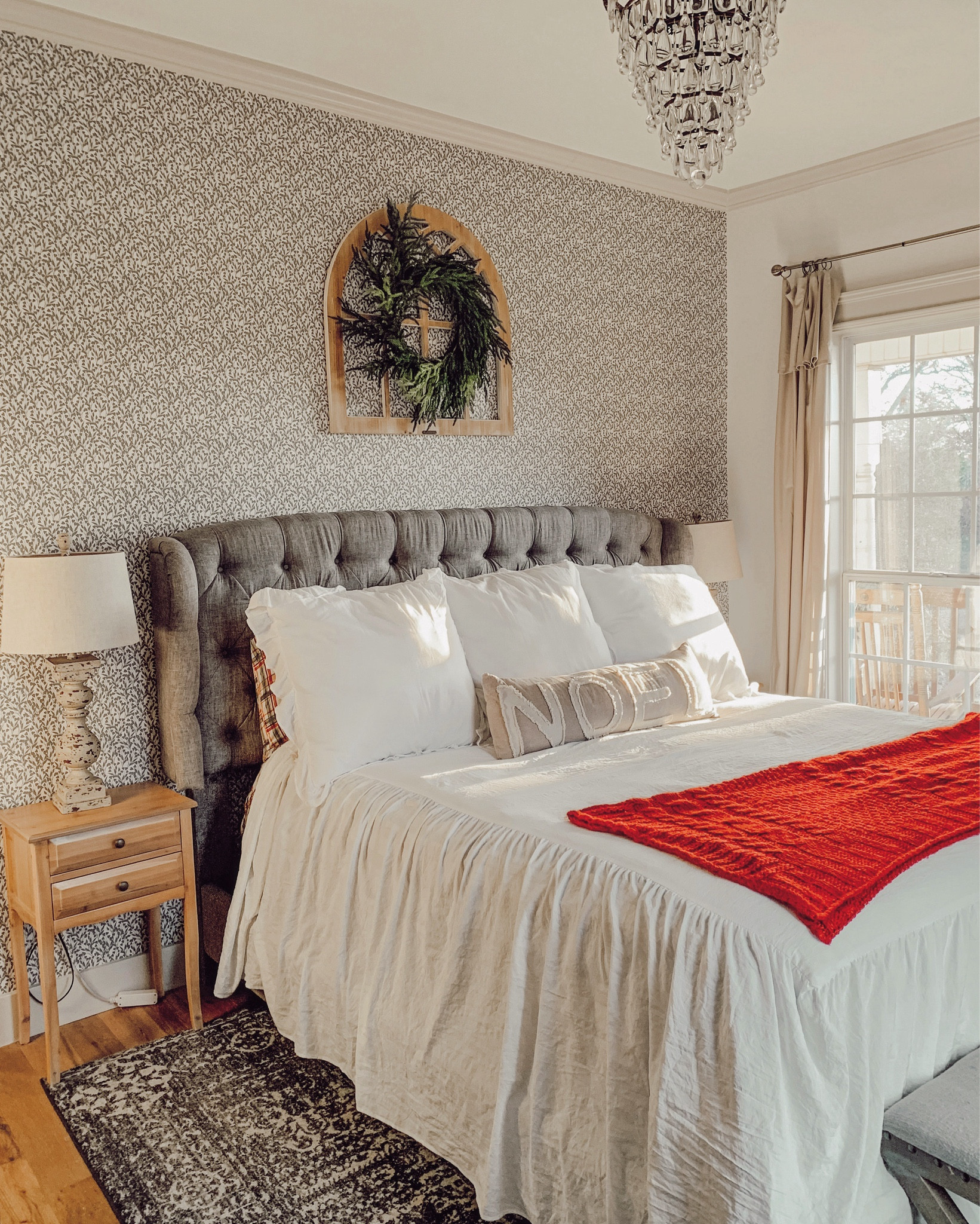 Merry Christmas Eve Eve! 🎄🎅🏻 I’m already having post Christmas blues and it’s not even over yet ❤️ I think I’m already sad thinking about having to take down all the decor. The house always feels so empty after it’s put away! So in the meantime, here’s our cozy Christmas bedroom, where I’m so excited to go sleep after running last minute errands today 🤪💤