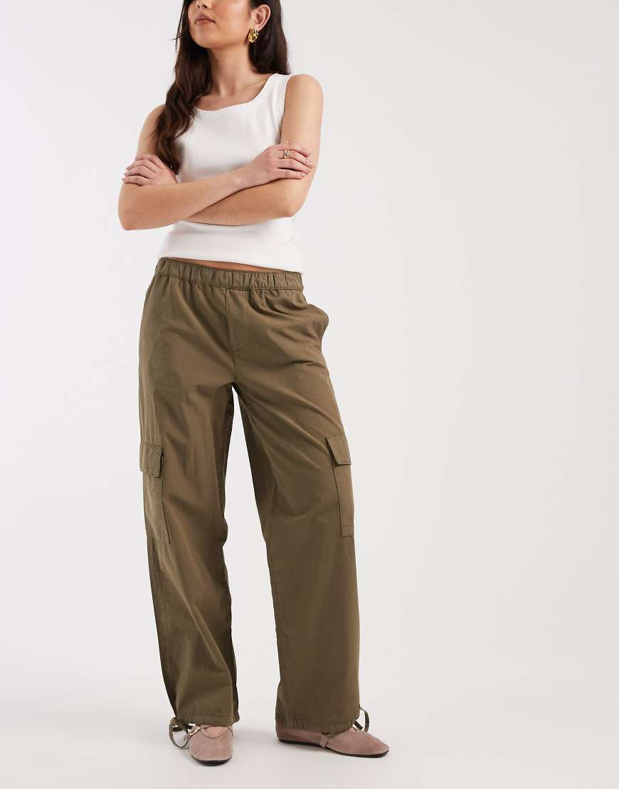 ASOS DESIGN slim leg balloon cargo pants in khaki green | ASOS (Global)