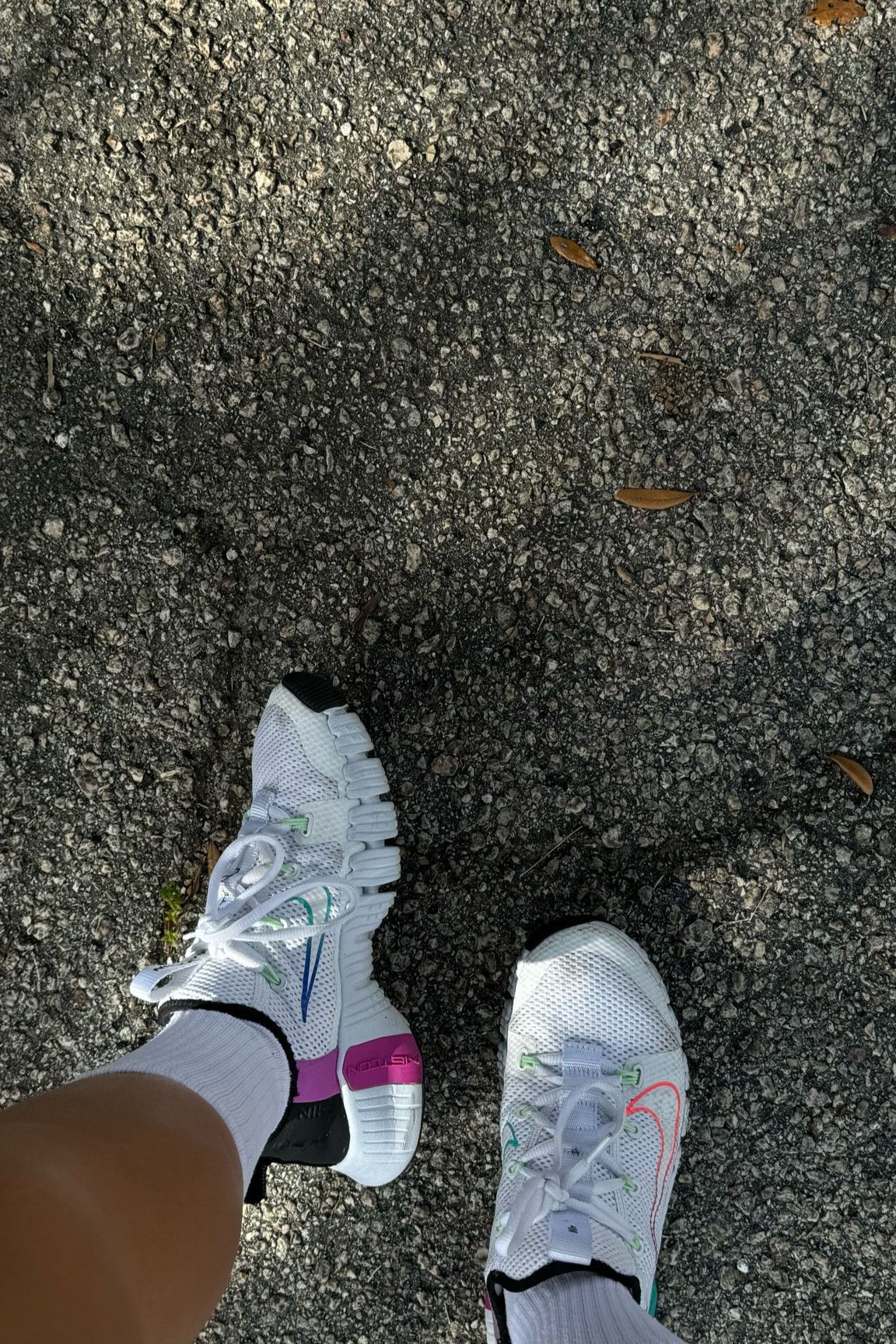 De mis tennis fav para entrenar!! 
Les deje unos de el mismo estilo no son los mismos mios, son super comodos y dan buena estabilidad para entrenar.
Compre un size mas ya que siento que son estrechos y por las medias para que queden mejor. Compre size 8, y soy 7