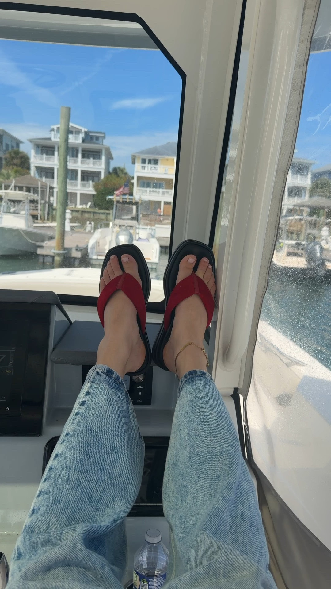 Sorry for all the feet pics 😬 but I need to show you these red flip-flops. Red flip-flops are all the rage right now. And these are such an affordable way to lean into the trend. Plus they’re super comfortable. Run tts ￼￼


@stevemadden-us

#LTKootd #LTKSeasonal #LTKdayinmylife