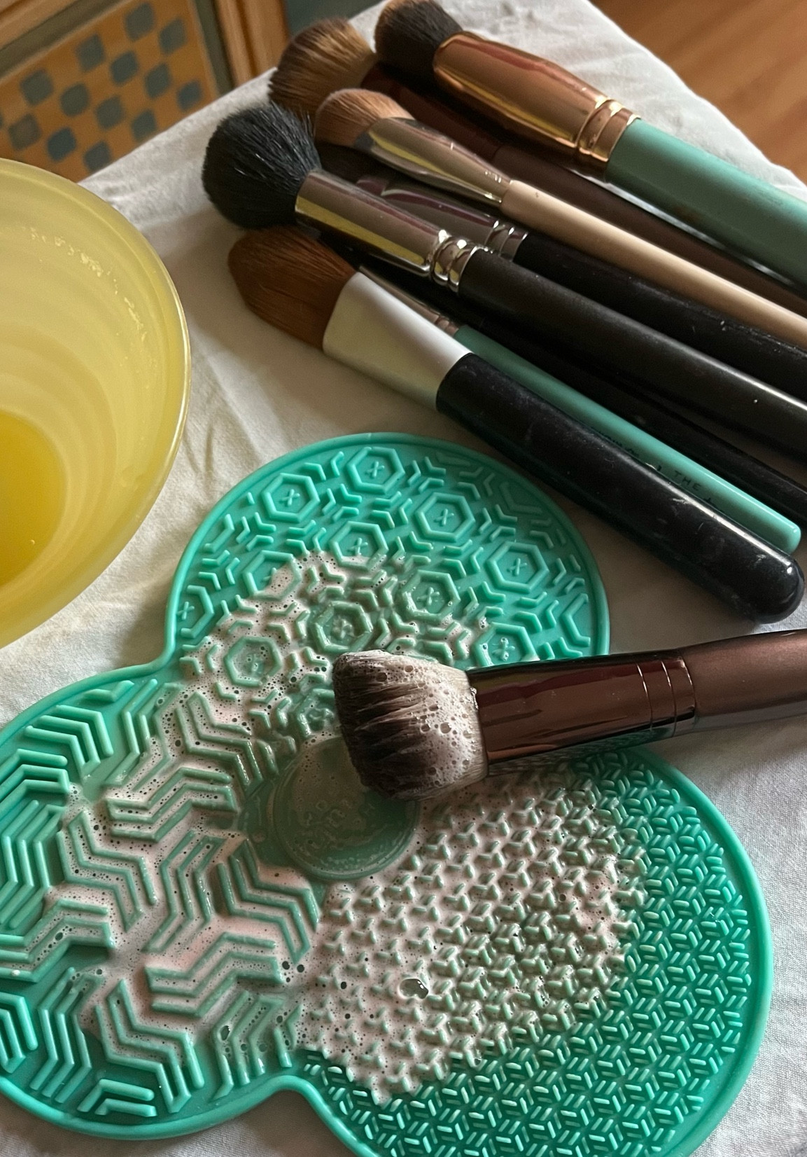 limpando pincéis de maquiagem 

#LTKbrasil #LTKbeauty