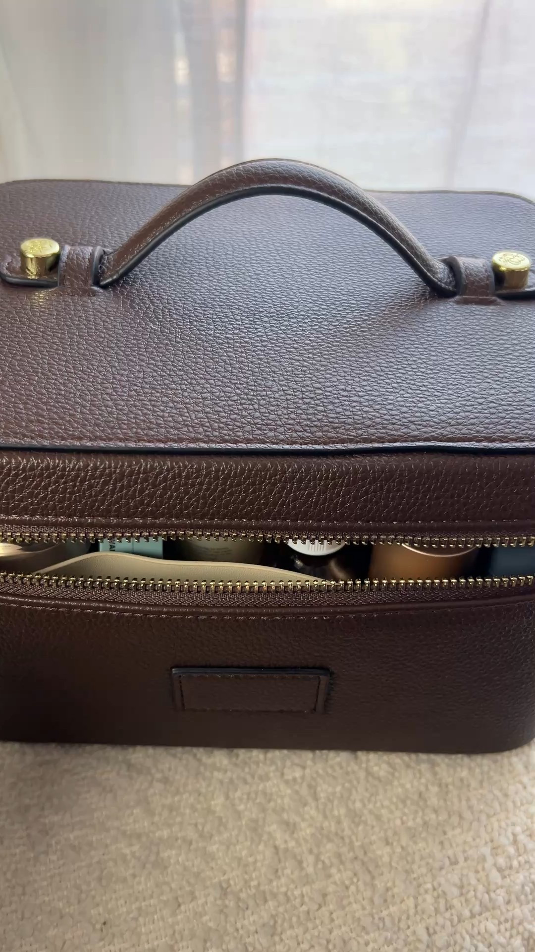 Proof that organization can be chic. This little beauty keeps all your skincare + makeup essentials perfectly in place — no spills, no digging, just effortless elegance every time you open it. A must-have for anyone who loves a polished, put-together routine. 💫 

 #LTKGiftGuide #LTKgrwm #LTKBeauty