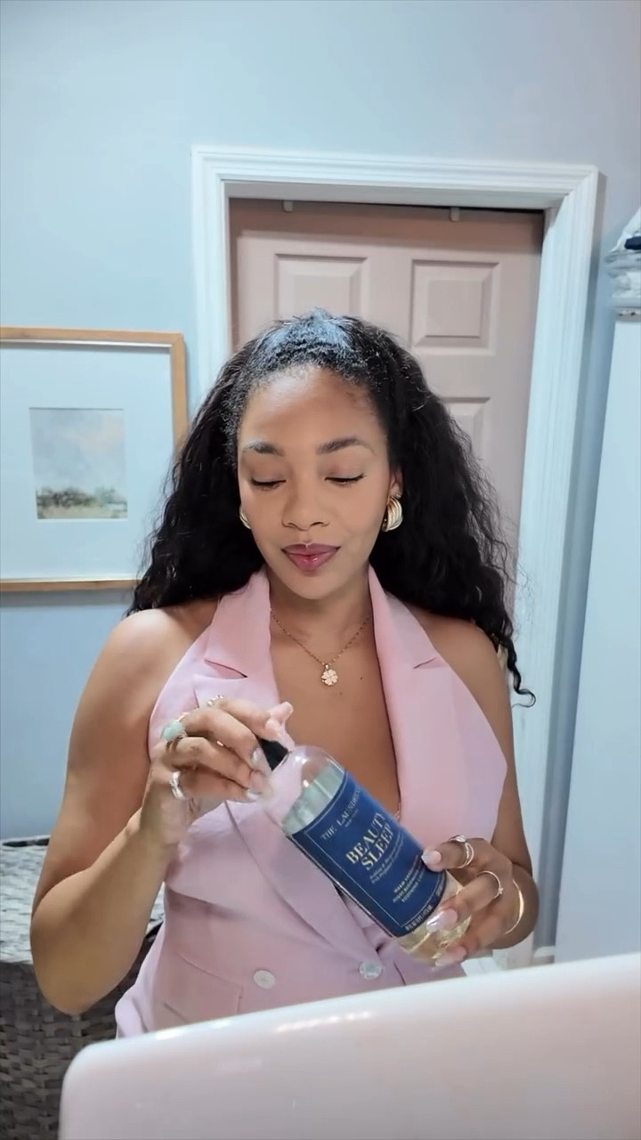 We curate our signature scents for perfume… Why not our laundry too? #TLPartner @thelaundress Beauty Sleep detergent smells like lavender, bergamot, & jasmine 🧖🏾‍♀️ pure calm in a bottle. I use it on my pillowcases, pj’s, even my bonnet. The scent lingers just enough to feel luxurious, never overpowering.
➤ Comment SHOP to bring the soft life to your laundry ✨