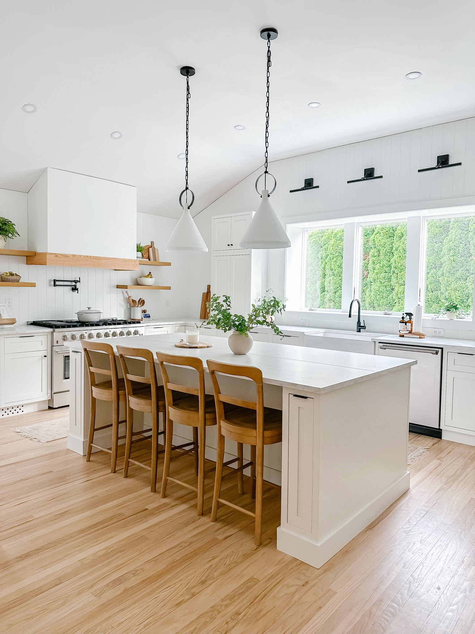 Organic modern kitchen

Love mixing white, wood & black to create a seamless, inviting kitchen! 

#LTKFindsUnder100 #LTKHome #LTKFindsUnder50