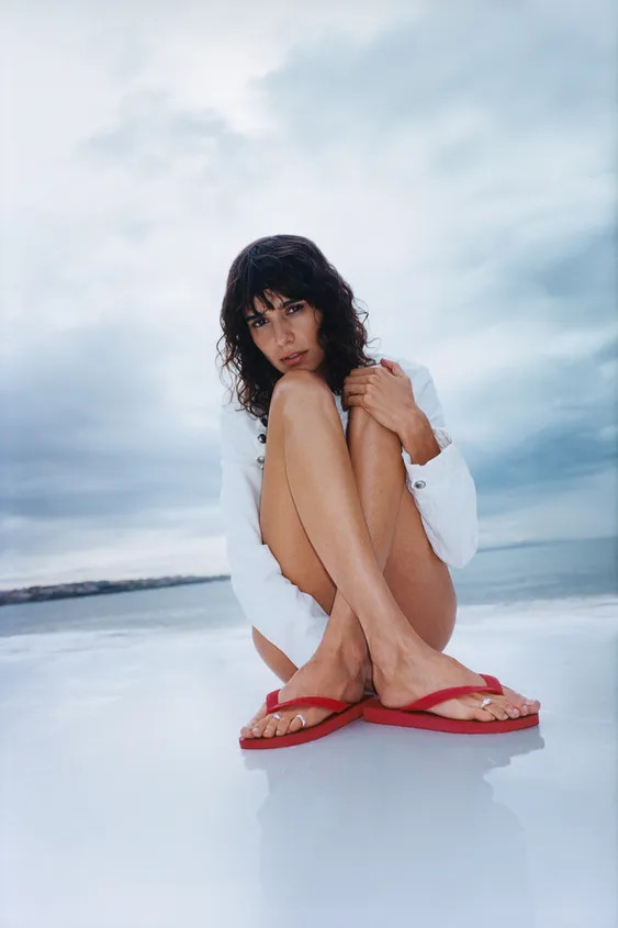 Flat sandal-style shoes. Front strap with toe divider. Embossed sole. Round toe. Sole height: 2 c... | Zara UK