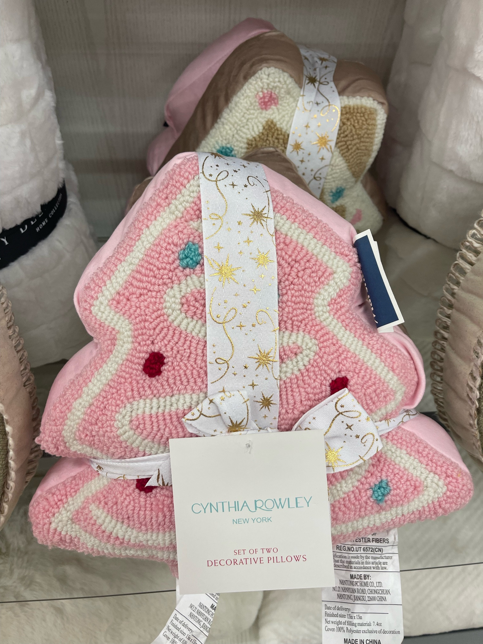 Pink Christmas! This pillow isn’t online yet but I love all of the new pink holiday below from TJ Maxx & Marshall’s!

#pinkchristmas #pinkchristmasblanket #homegoods #holiday #pinkholiday #tjmaxx

#LTKFindsUnder50 #LTKSeasonal