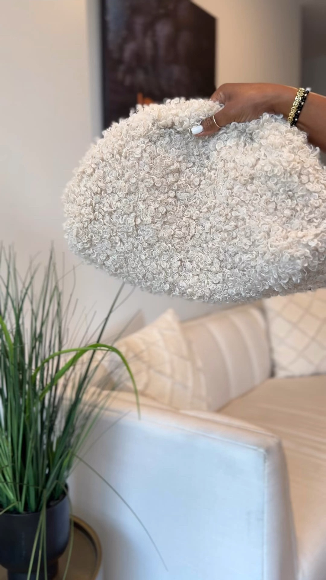 Loving this bag! & it's perfect for the season 🍂


#fashion #fashionbag #handbag #bagobsession #fallfashion #furbag #fallvibes

#LTKItBag #LTKStyleTip