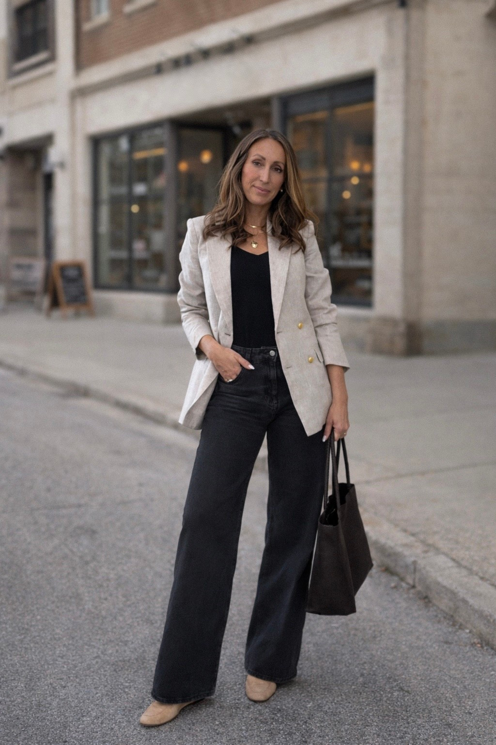 This linen blazer is even better than I expected it to be. It is such a good staple. It adds enough polish to even the most casual look.  I’m wearing size xs and it fits just right. 
Small would have been a good option too for a slightly roomier fit. 
I size up in Quince jeans. They’re soft and sooo comfortable.  

#onequincepartner @onequince
