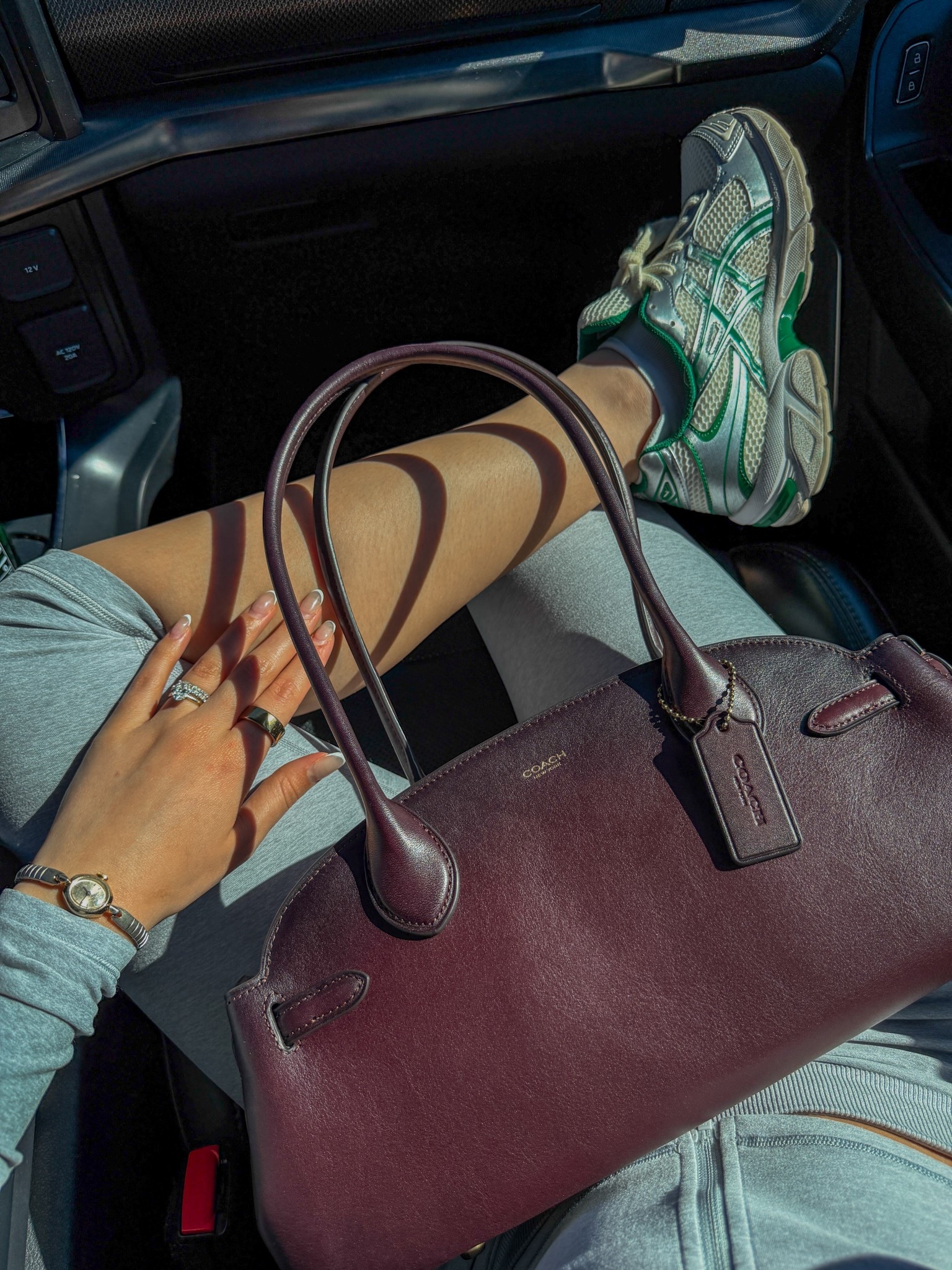 OOTD details 🤍 The color of this bag is sooo good!

#LTKActive #LTKmomlife #LTKootd