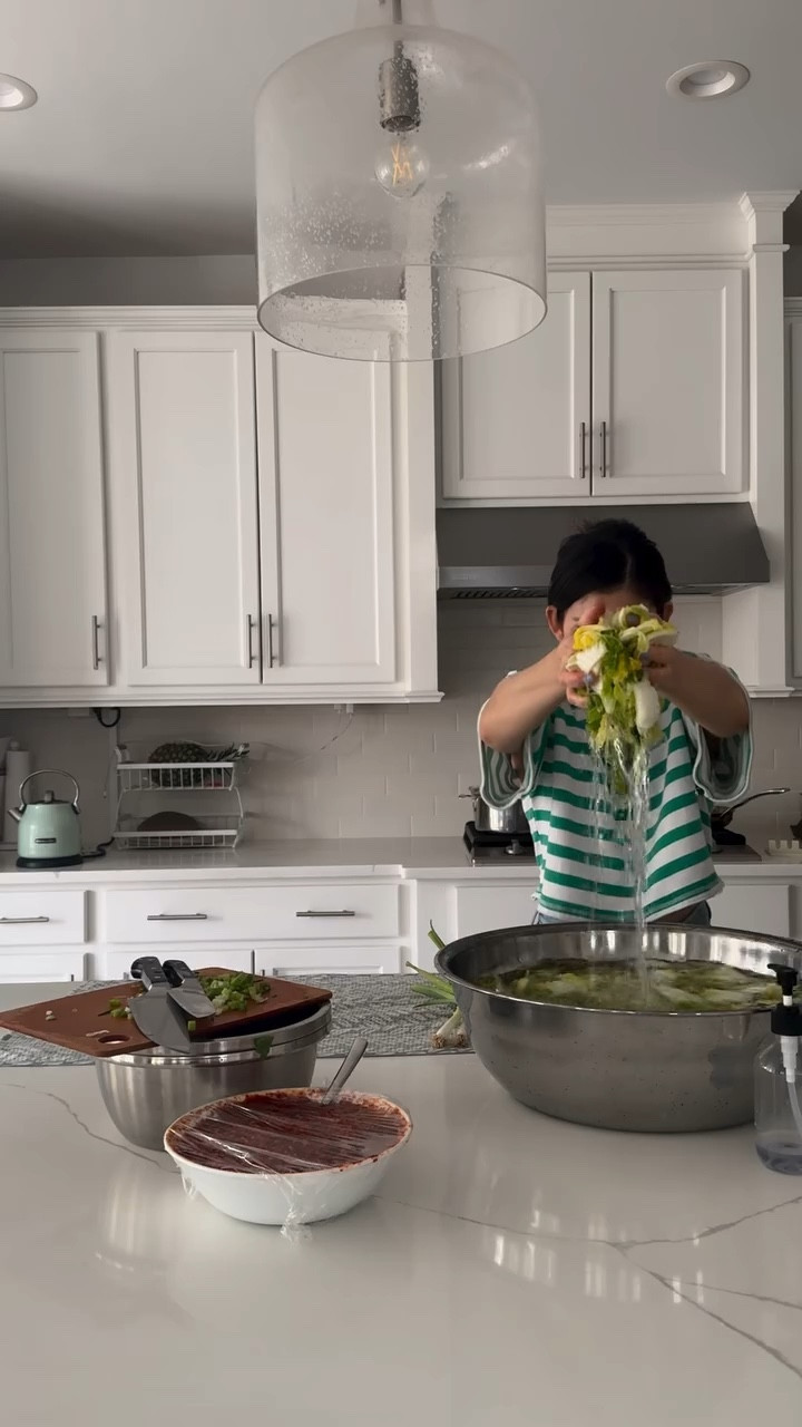 ✨How I made 3 kimchis in under 3 hours (and kept my sanity)✨
1. Wash everything first
Get it all done upfront so you’re not running back to the sink mid-chaos.

2. Chop + prep ALL ingredients
Cutting board needs to be used and gone to make space.

3. Batch your sauces
Use separate bowls for each kimchi, but make them at the same time. They all use similar ingredients anyway → less back and forth, less mess, more efficiency.

4. Clean as you go (non-negotiable)
Wipe, rinse, reset after each step. Especially because cabbage kimchi takes up SO much space… and clutter = instant overwhelm.

5. Work in the right order
→ perilla leaves first (no salting)
→ cucumber kimchi next (quick salt)
→ cabbage kimchi last (the main character, high maintenance)

Knock out the easy ones, store them away, then go all in on the big one. Ajumma efficiency unlocked 👌🏻