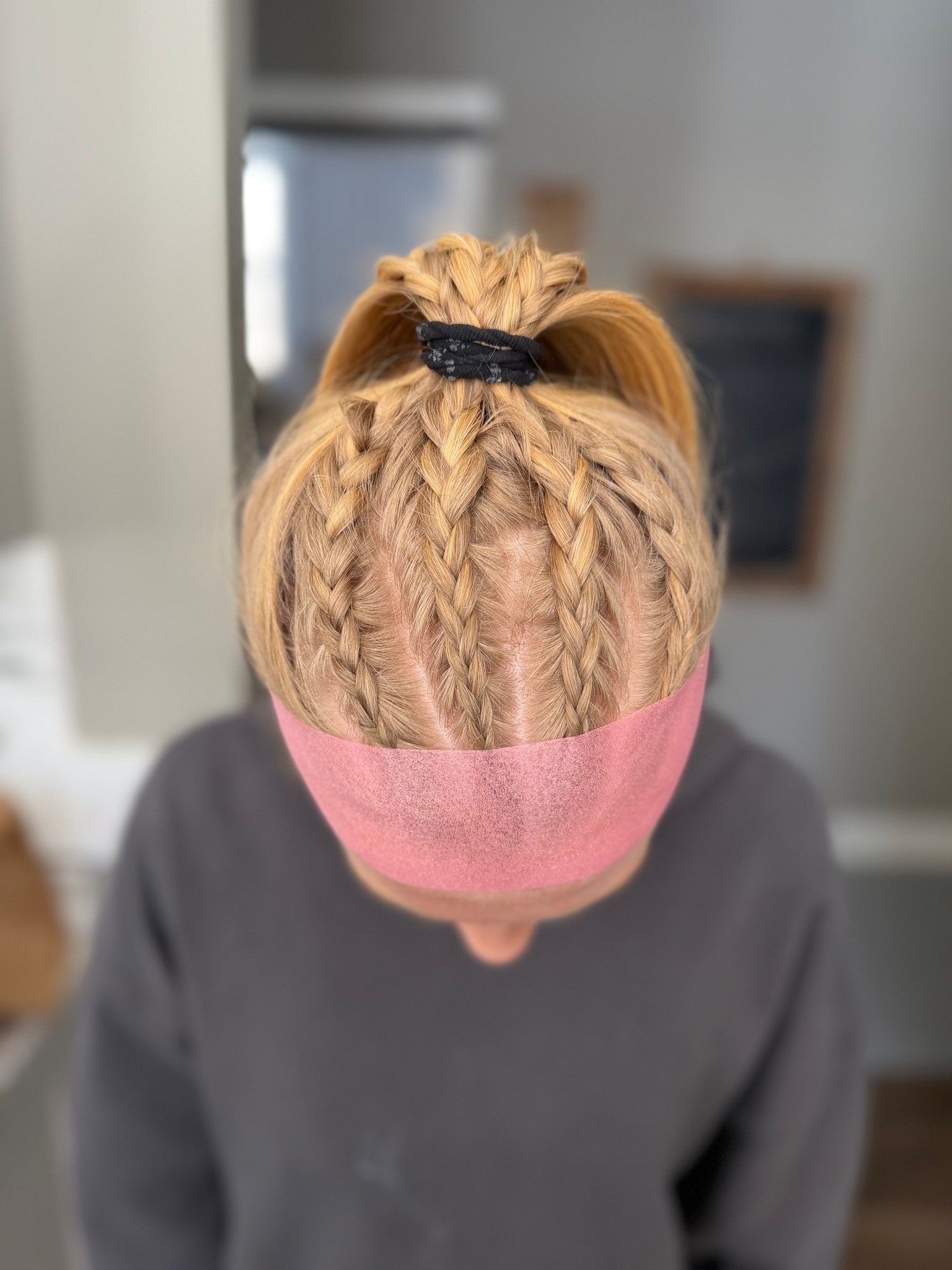 Soccer girl hairstyle 
Braids and elastic kit for sporty girls 