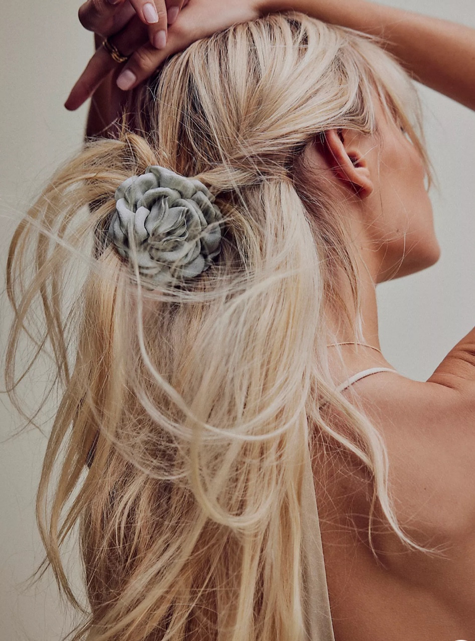 How cute is this Free people rose claw clip?!?

#LTKFind #LTKunder50 #LTKGiftGuide