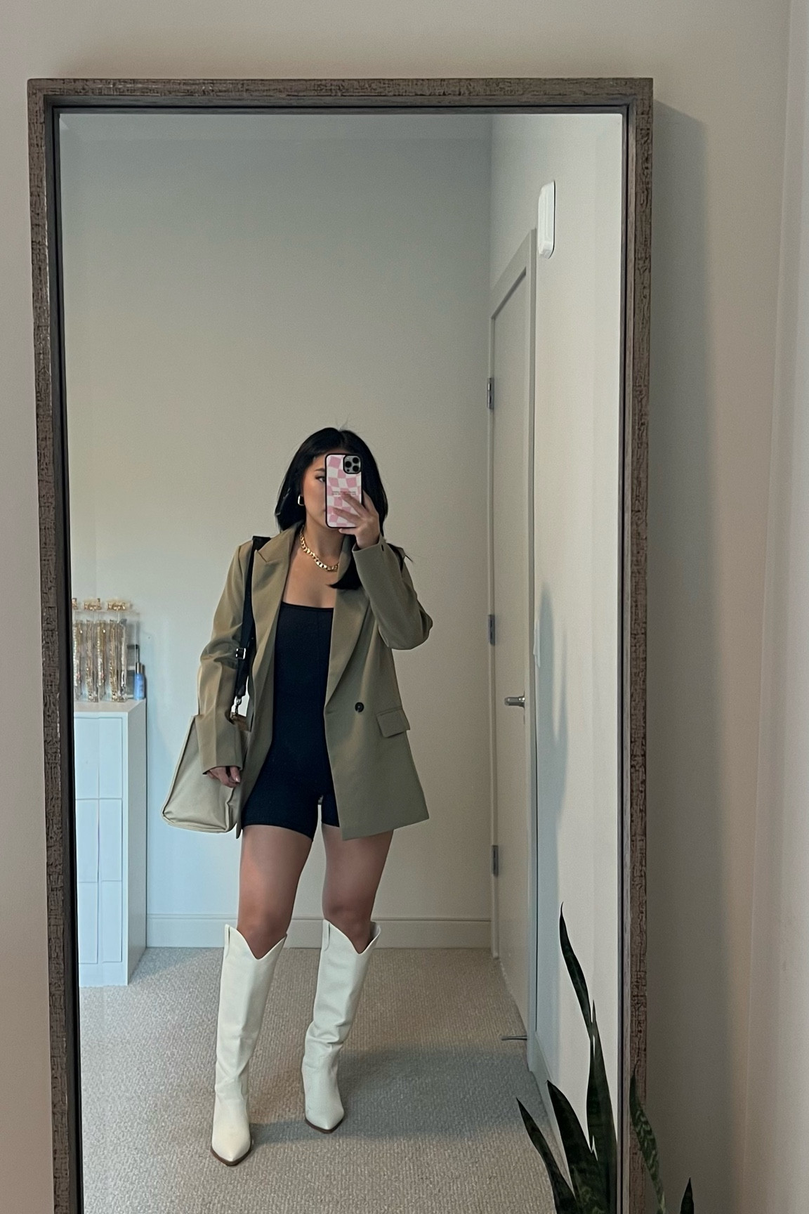 classy country girl✨💚 

Blazer @shein
Romper @aritzia
Boots @princesspolly
Tote bag @Marcjacobs