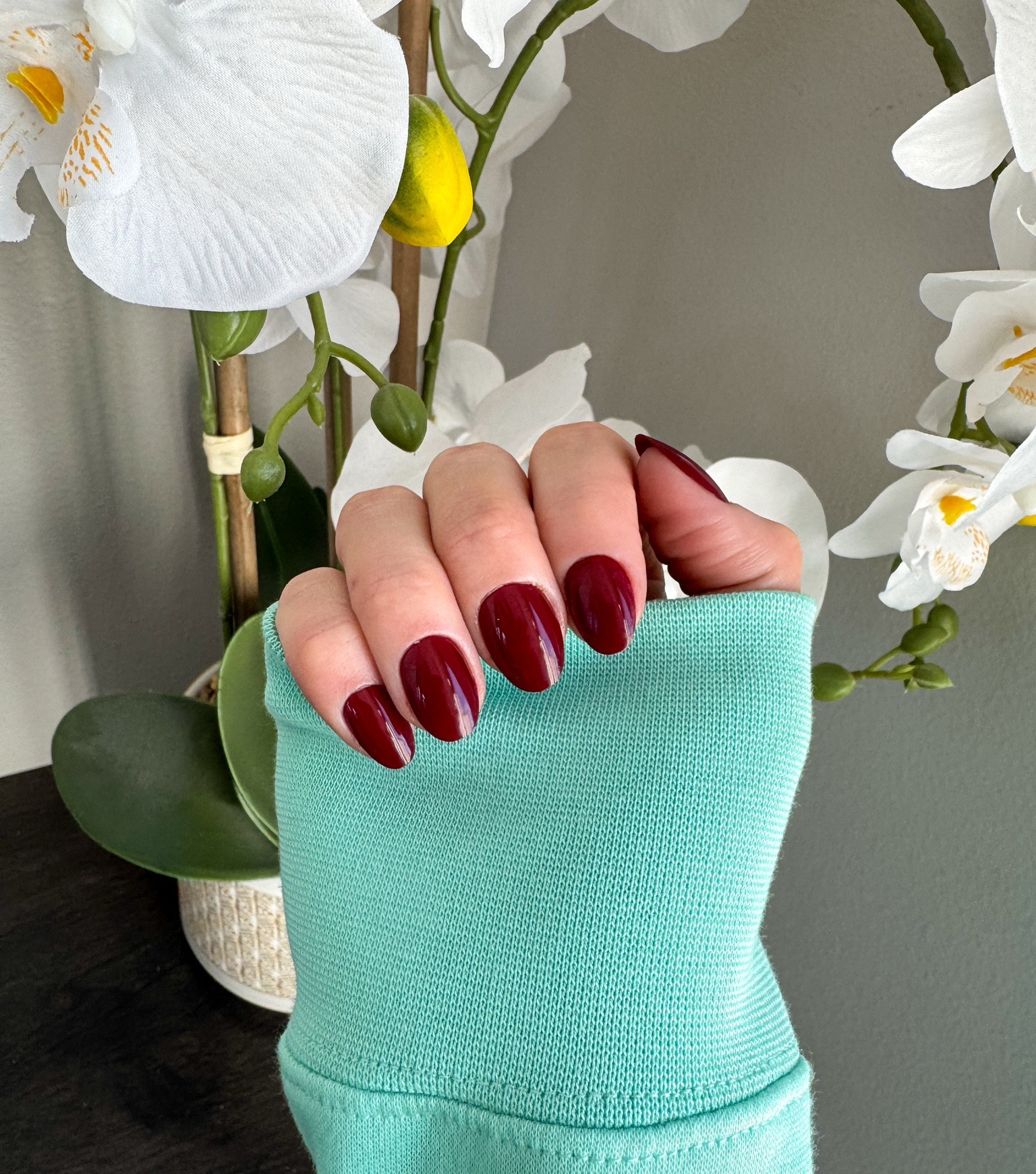 Everything I use to put on fake nails — I’ve found short nails last the longest! (I now hate long nails because they don’t last long 🤣) Also this is the BEST nail glue I’ve found!

First I use the automatic filer (makes it go so much faster)
Use the nail to push back your cuticle 
Then I use an alcohol wipe (rub each nail really good) 
Apply glue to the nail and to the back of the fake nail
Apply at a 45 degree angle
Apply pressure for at least 30 seconds 

I do also like to apply cuticle oil ◡̈ 

I’ve been trying a ton of different nails from different places. So far short is longest lasting! 

#nails
#fakenails 
