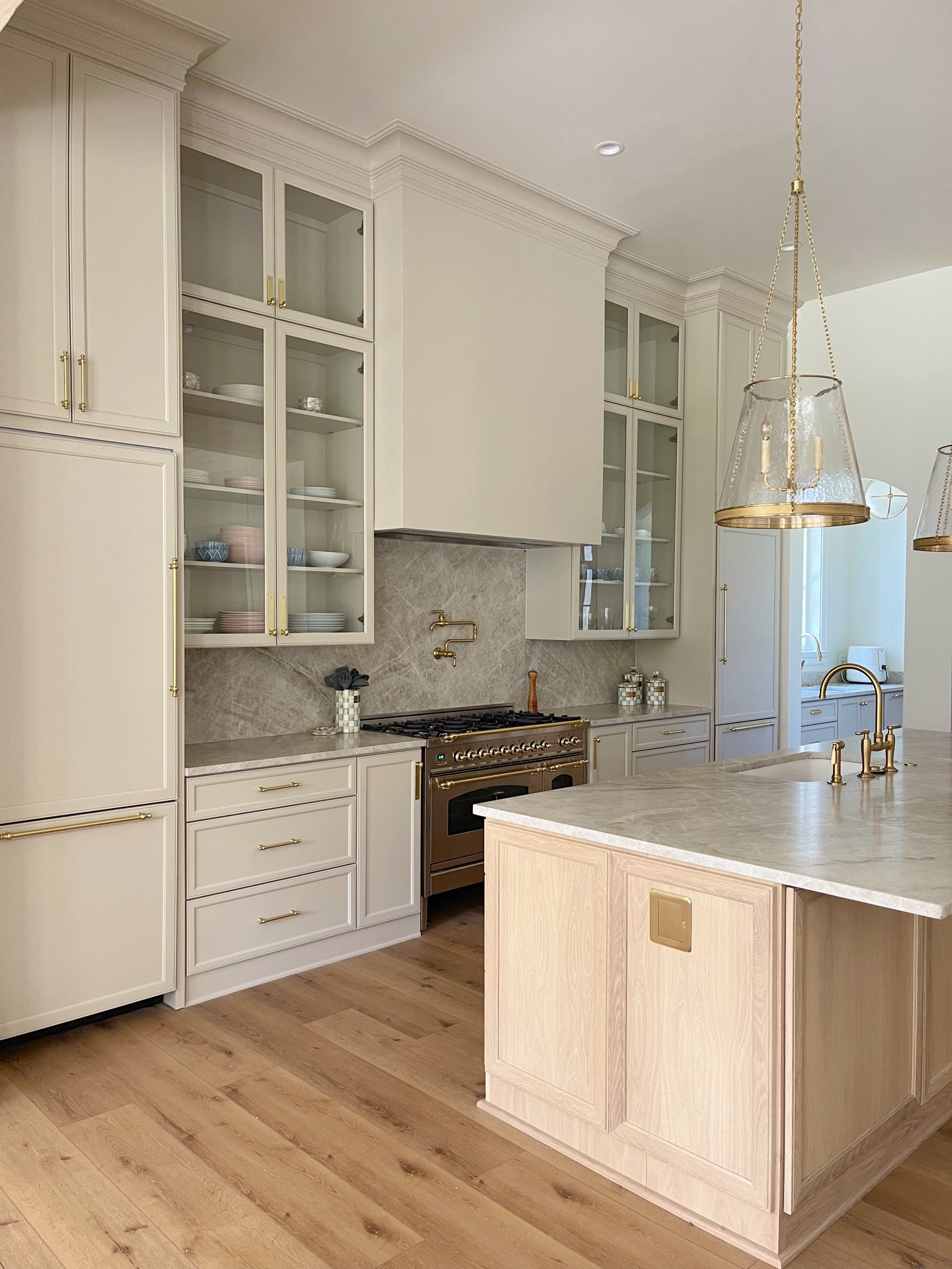 Linking to all of my kitchen hardware here! I love the aged brass look in the kitchen! #rejuvenation #kitchen #interiordesign #homedesign 

#LTKHome