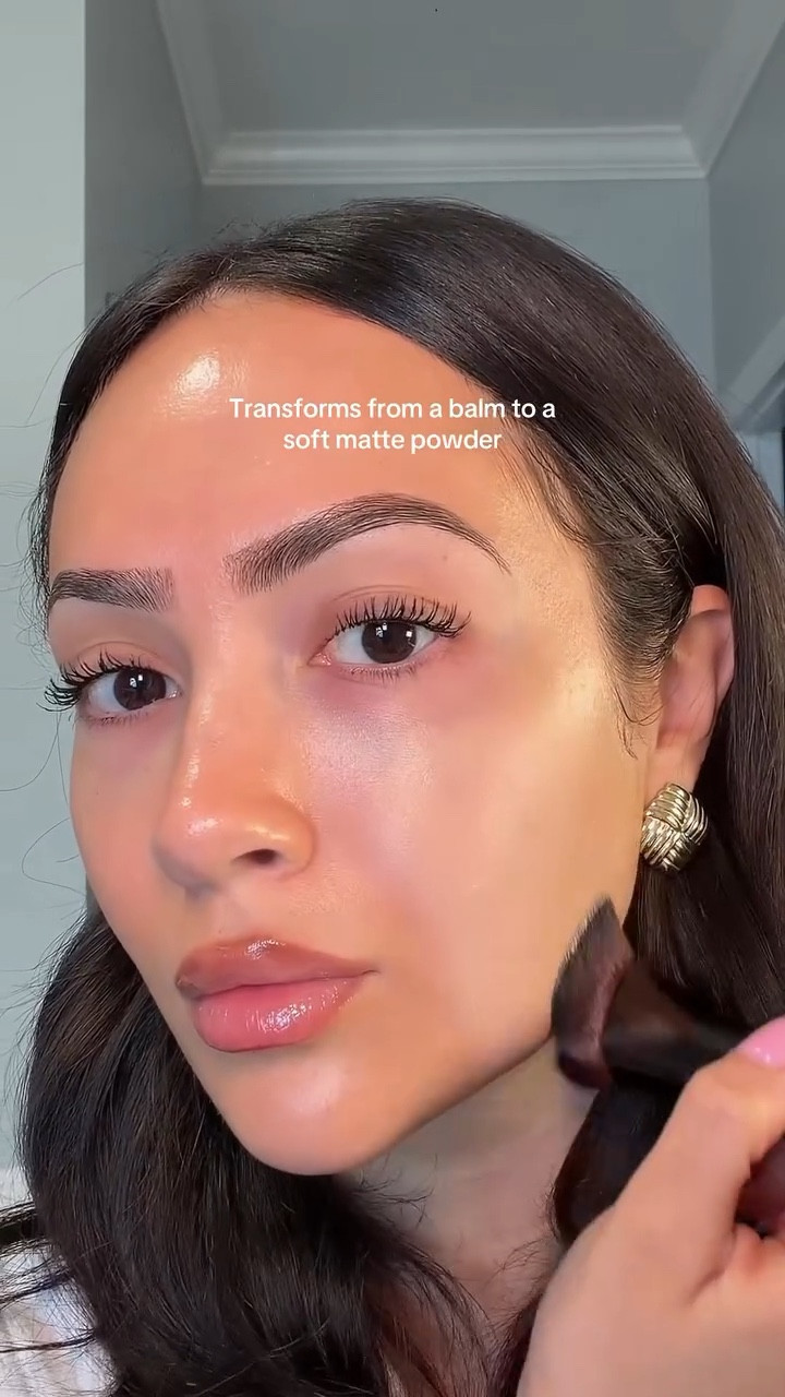 Absolutely love this. 10/10. Will be going into my daily rotation🤍 @lauramercier #makeup #naturalmakeup #lauramercier #makeupproducts #skintint